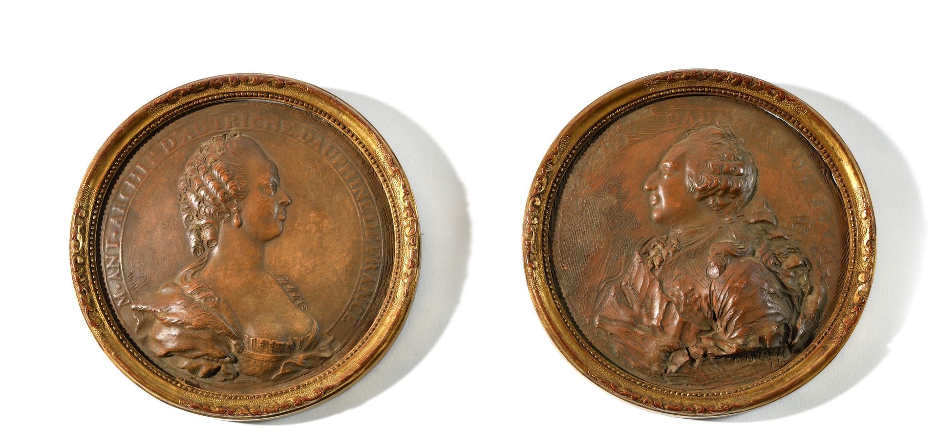 Null "法国王储和奥地利大公夫人玛丽-安托瓦内特王妃。

一对面对面悬挂的奖章，用的是经过处理的赤土。

镀金的木质框架。

直径15.5厘米

19世纪下&hellip;