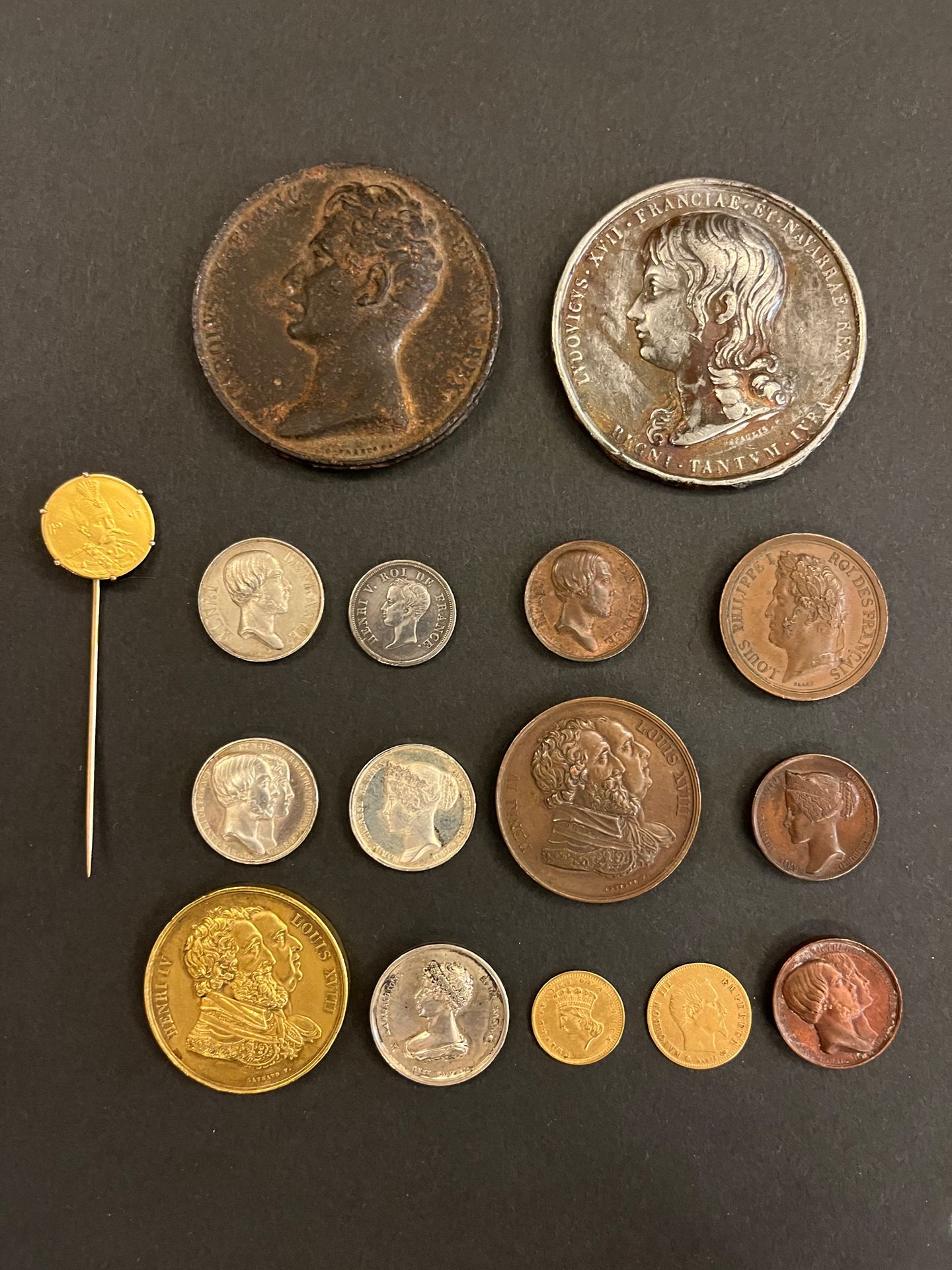 Null 五十枚铜质、黄铜、金质和银质的奖牌和钱币，包括亨利四世、奥尔良公爵、奥尔良伯爵夫人、拿破仑三世。

附有一个金色领带针。
