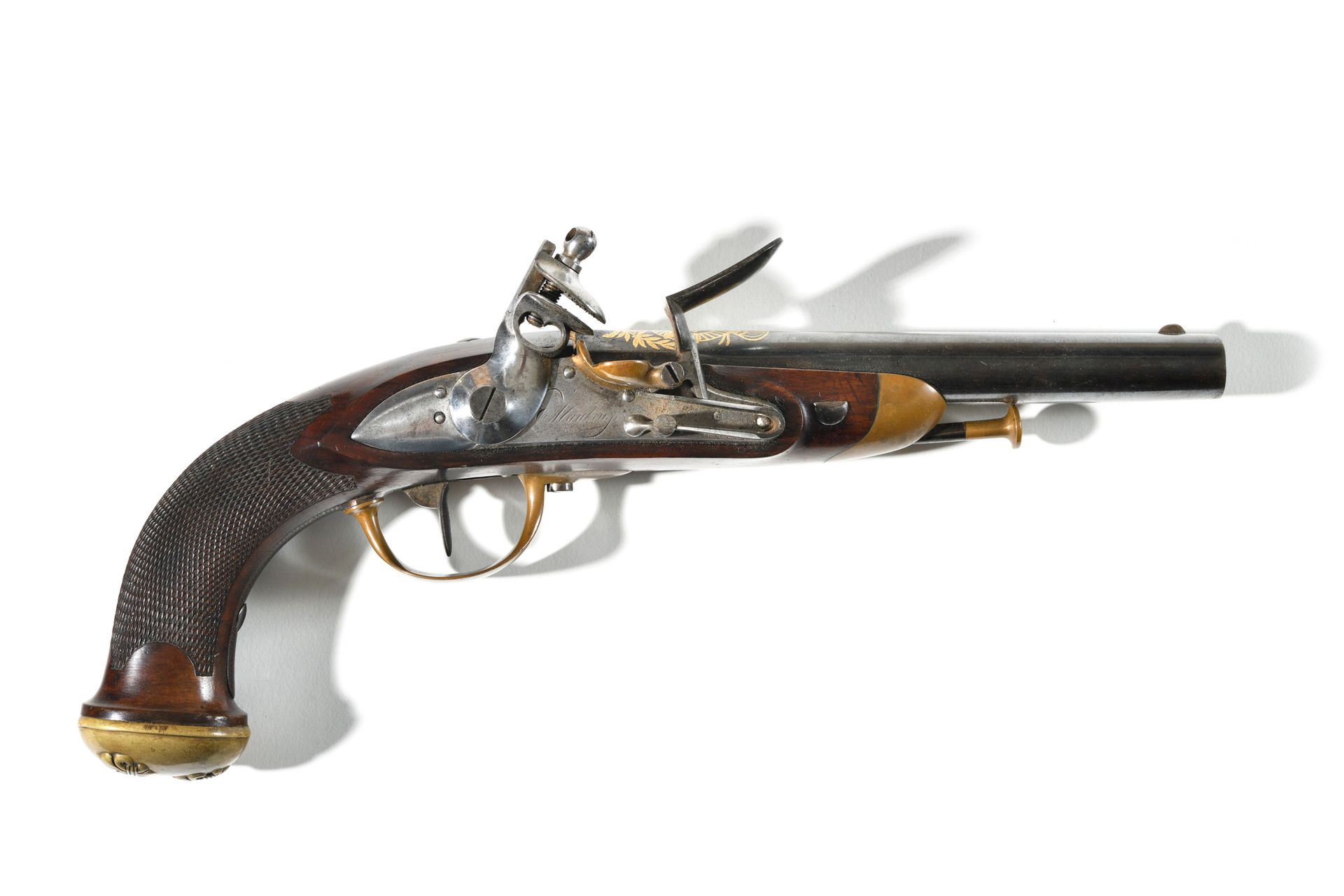 Null 一把精致的军官用燧发枪，型号为1816。

归属于皇家卫队或国王的家庭，来自一对。

桶身是青铜的，上面有丰富的雷金的法国大徽章装饰。锁定

扁形机身&hellip;