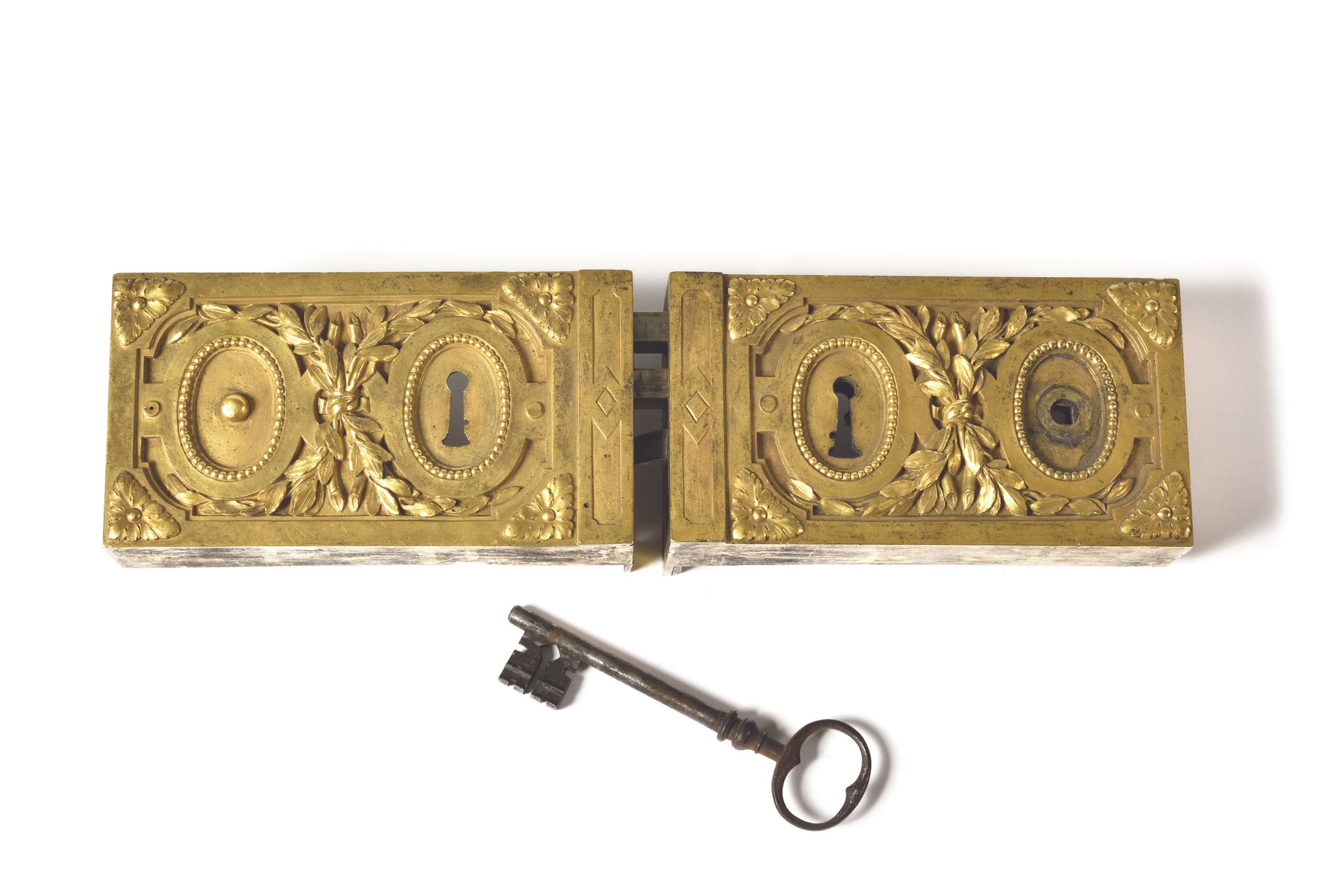Null Serratura della porta interna in bronzo dorato

I palastres o palazzi a una&hellip;