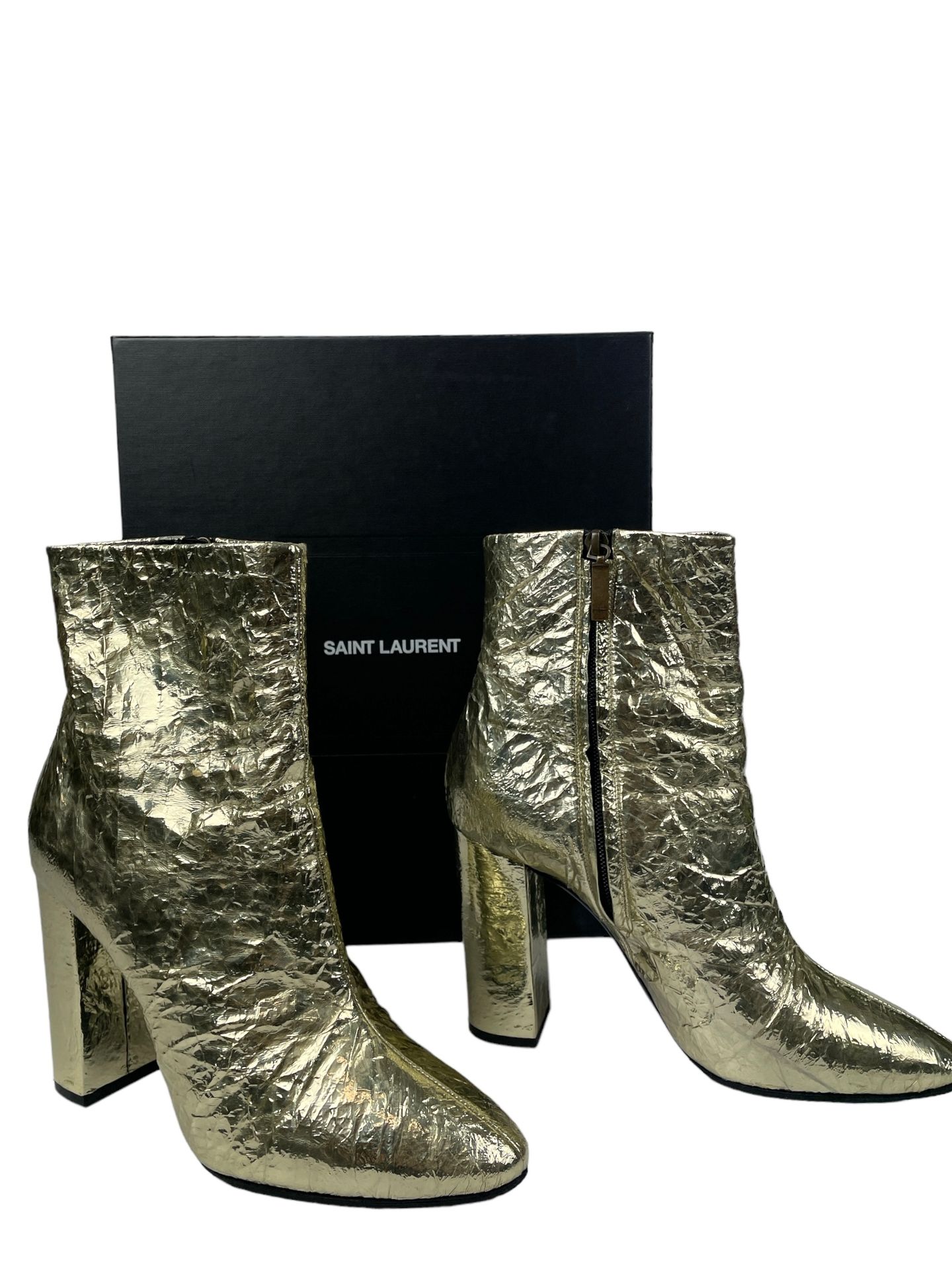 Null Yves Saint Laurent
一双皱巴巴的金色皮革踝靴，鞋跟11厘米（鞋跟上有小的痕迹）。
新的条件。盒子 
P : 41