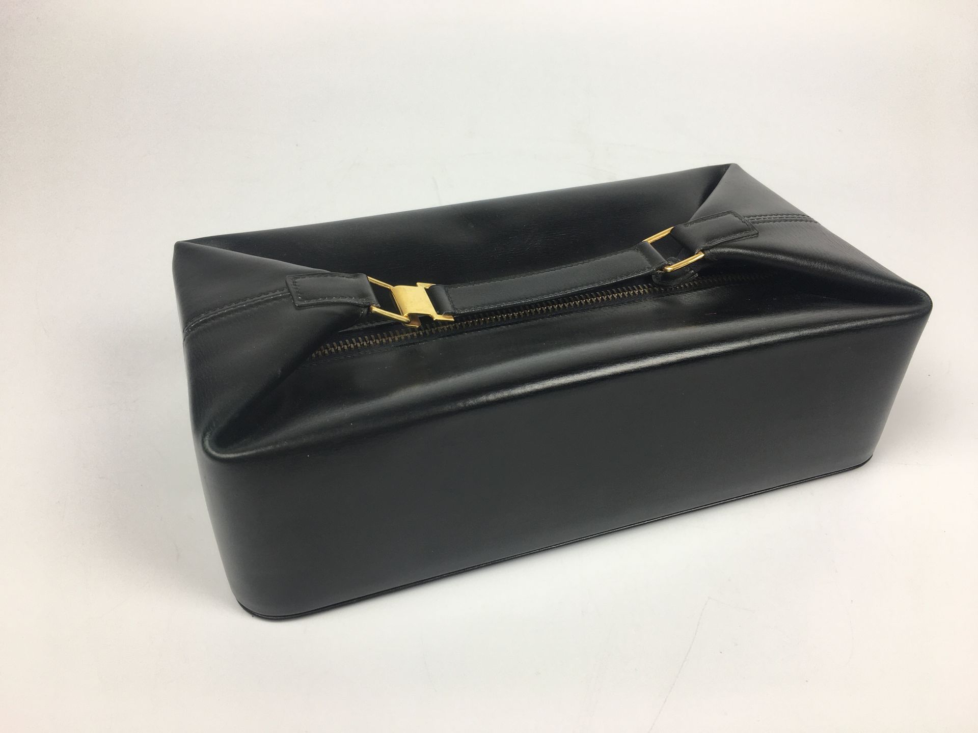 Null HERMES PARIS 
Kosmetiktasche "Poche Cloche" aus schwarzer Box.
7.5 x 27 x 1&hellip;