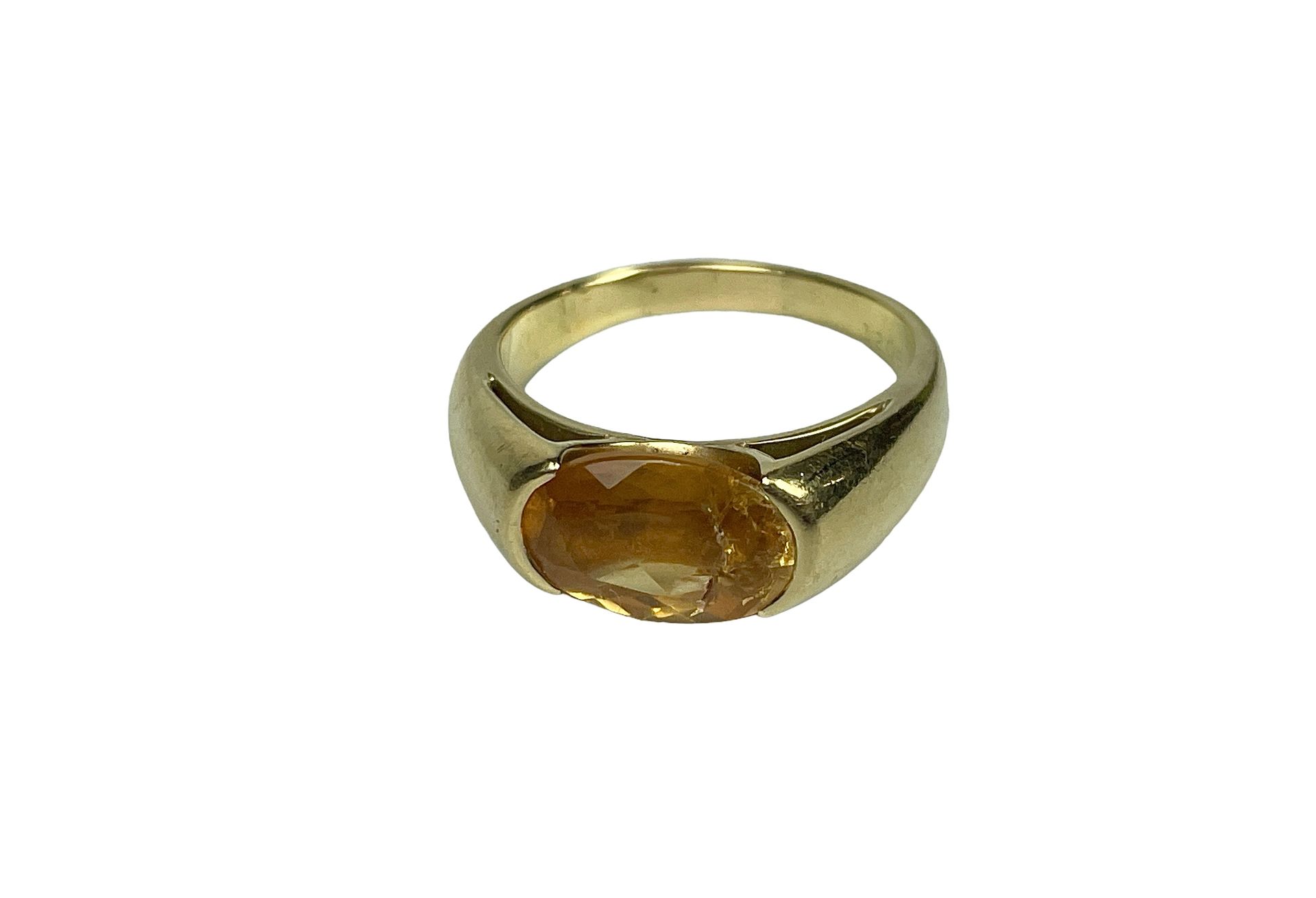Null POIRAY
镶嵌有黄水晶的黄金戒指，有很强的包容性。
TDD : 58 
毛重：10克