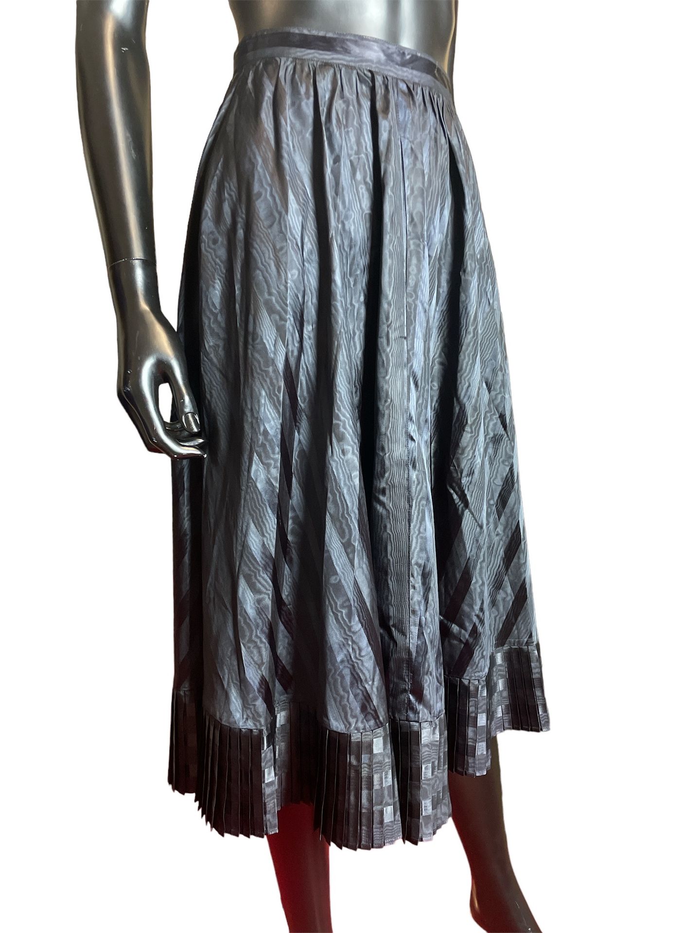 Null 卡查里尔 
虹彩条纹面料的黑色长裙，底部有褶皱飘带 
T : 36 
(条件非常好)