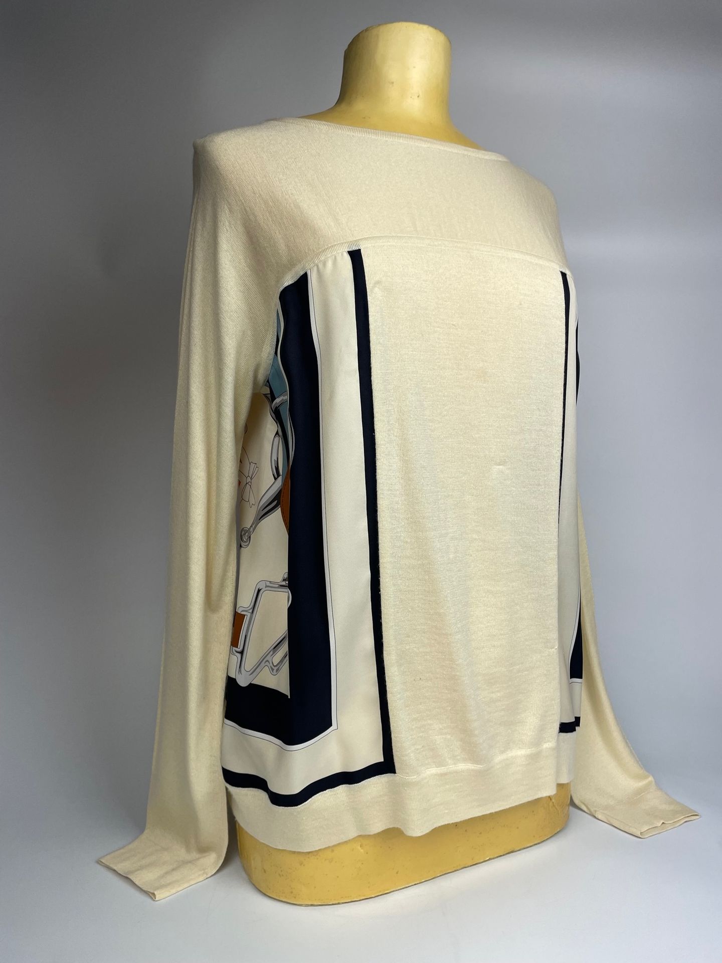 Null 巴黎爱马仕 
长袖突尼斯领羊绒和丝绸上衣 
T.42 
(小的拉线和小的痕迹)