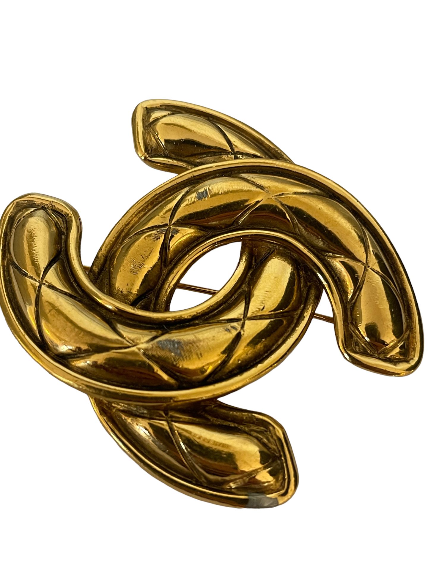 Null CHANEL
Grande spilla in metallo dorato con il logo dell'azienda.
5 x 6 cm
(&hellip;