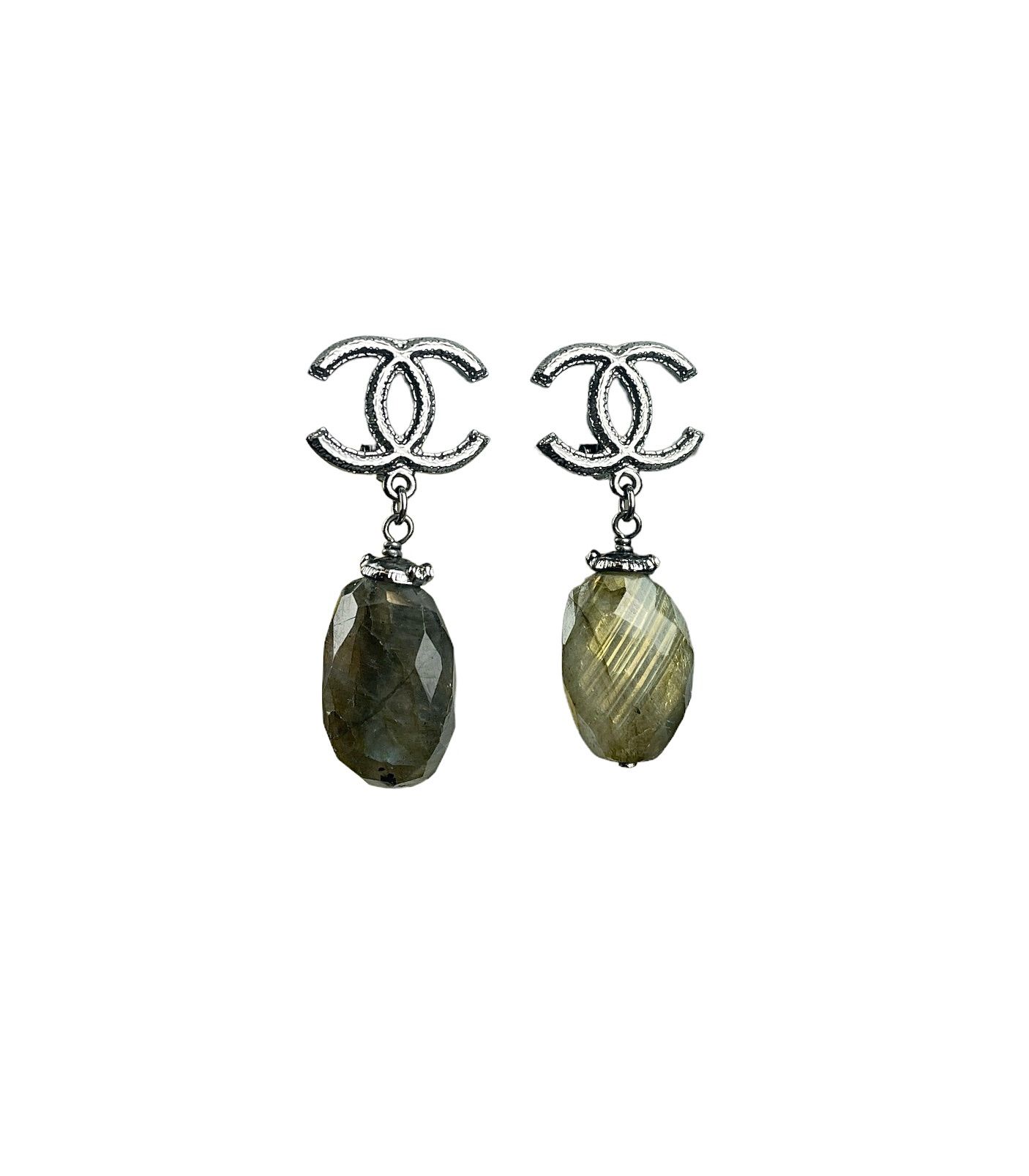 Null CHANEL
Pair of silver plated metal and labradorite drop ear clips
Gross wei&hellip;
