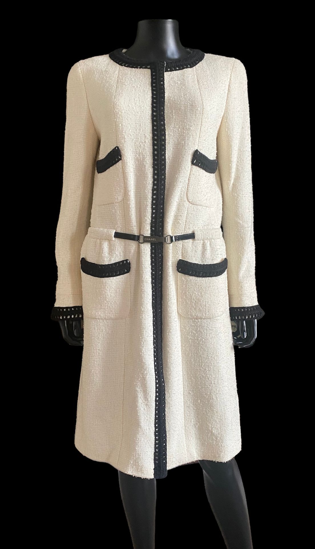 Null CHANEL 
Manteau en laine mélangée blanc et noir, quatre poches plaquées, à &hellip;