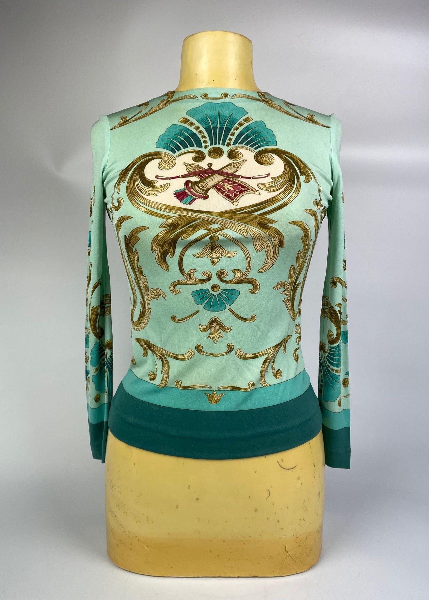 Null HERMES PARIS 
Printed silk top with long sleeves on turquoise background 
T&hellip;