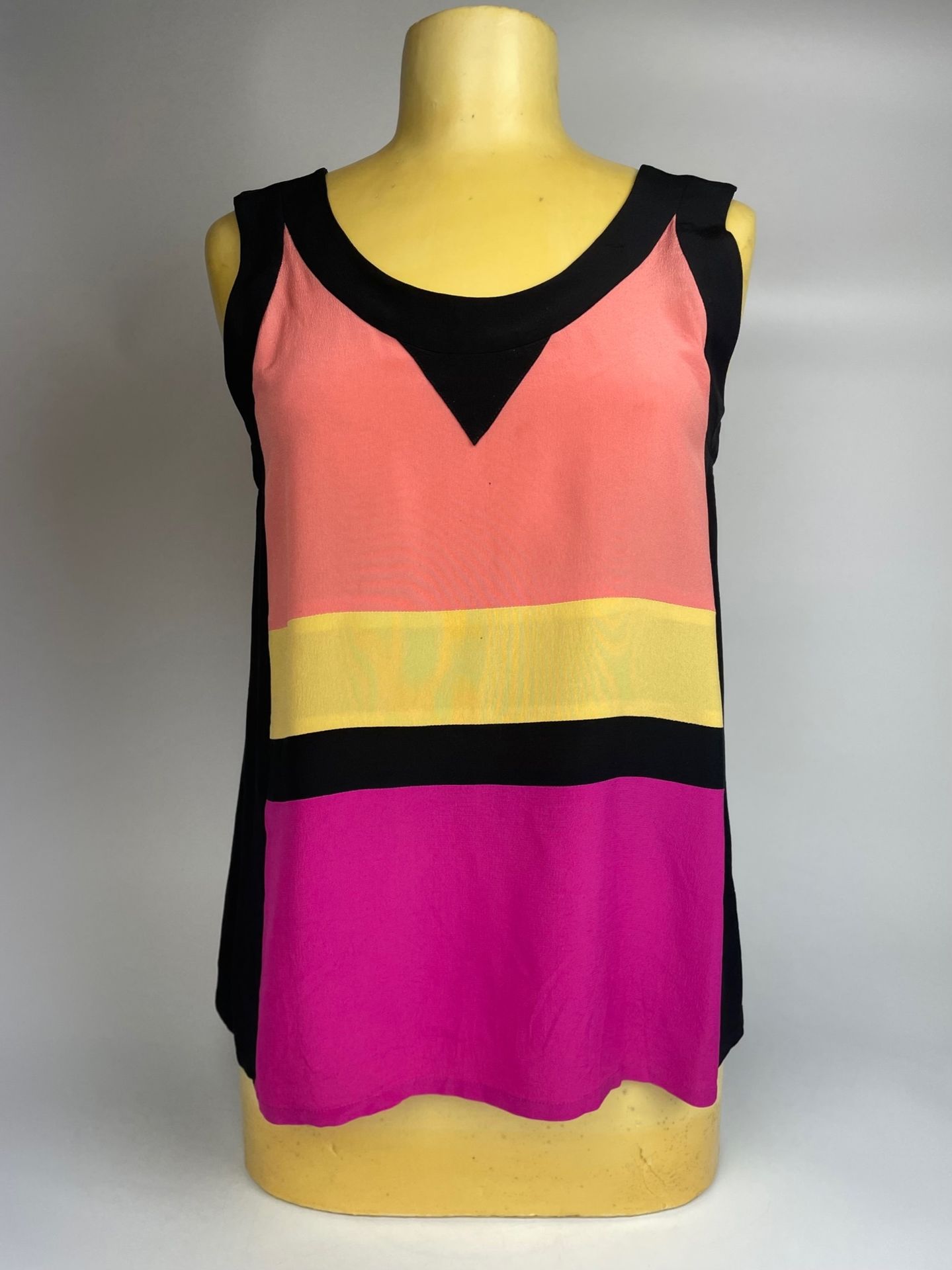 Null SONIA RYKIEL
Four color silk tank top
T. 42 
(two tiny stains)