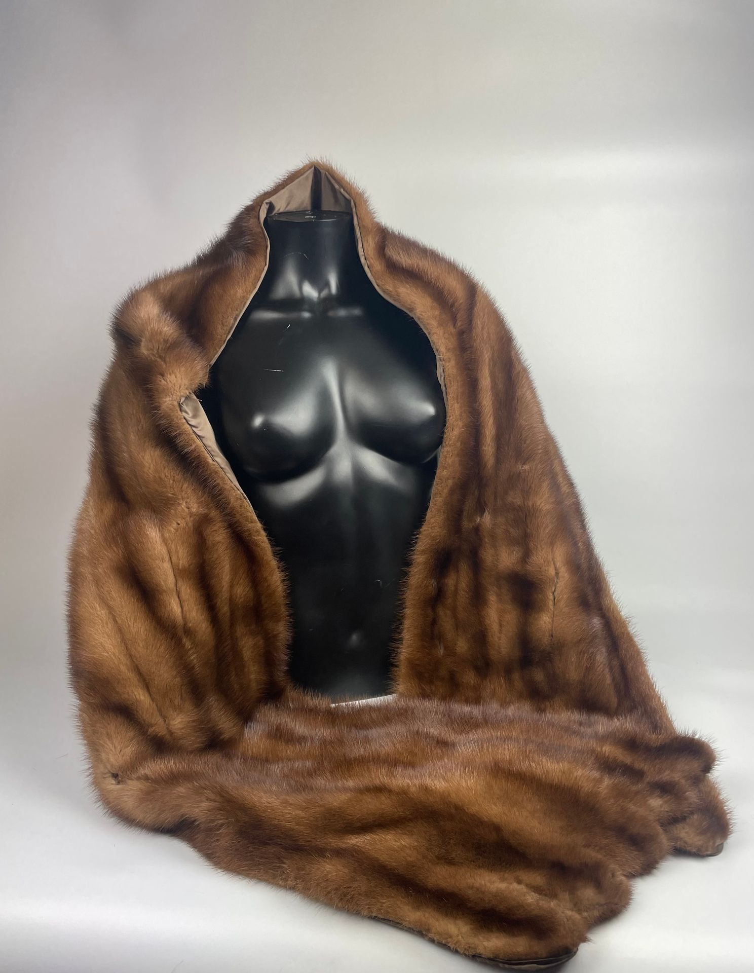 Null MICHEL GOUZIK
Three stoles in mink
Length between 160 and 200 cm 
(good con&hellip;