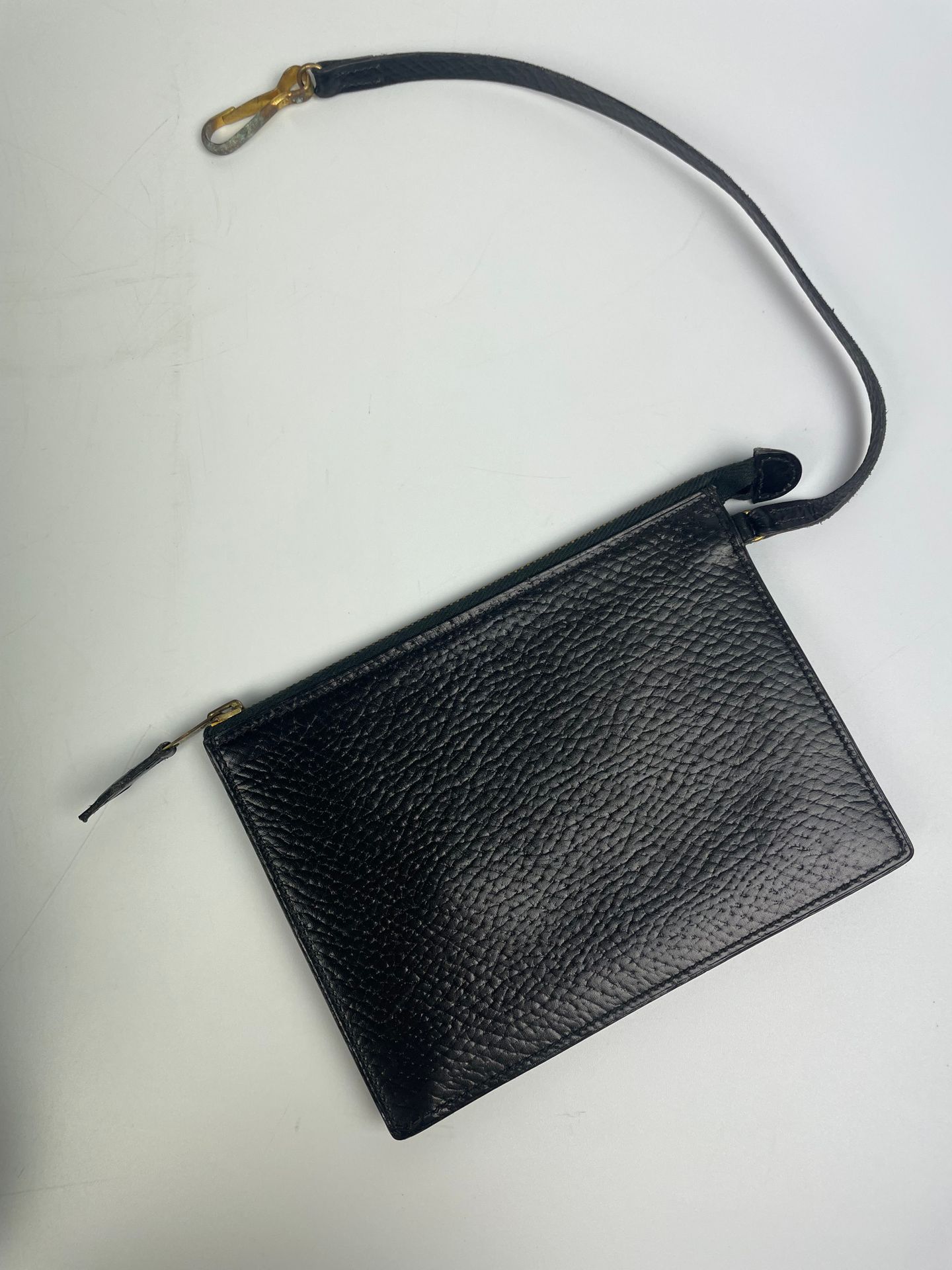 Null HERMES PARIS
Trim clutch bag in black grained leather 
11 x 15 cm
(Oxidatio&hellip;