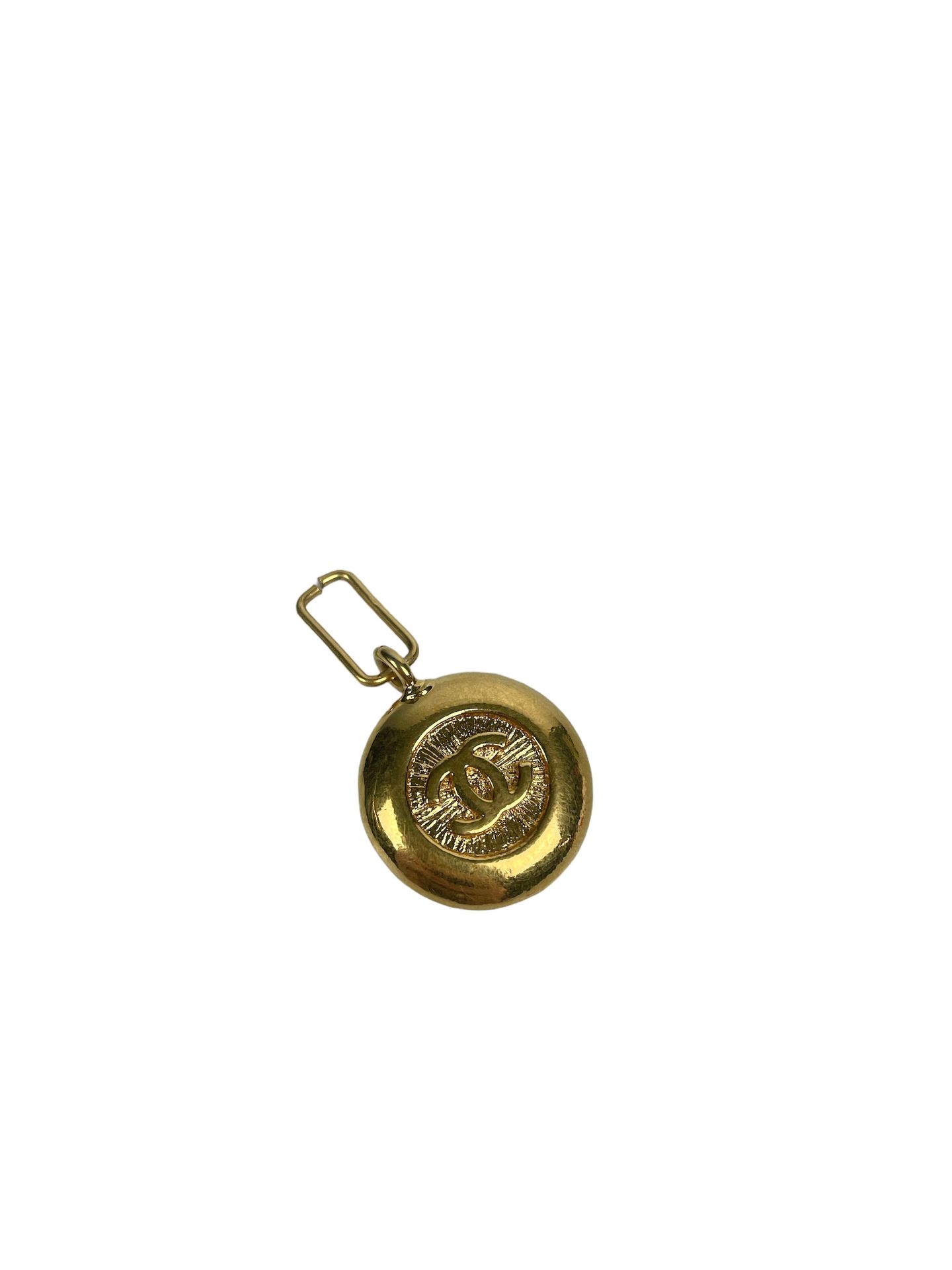 Null CHANEL
Gold-plated metal pendant with logo