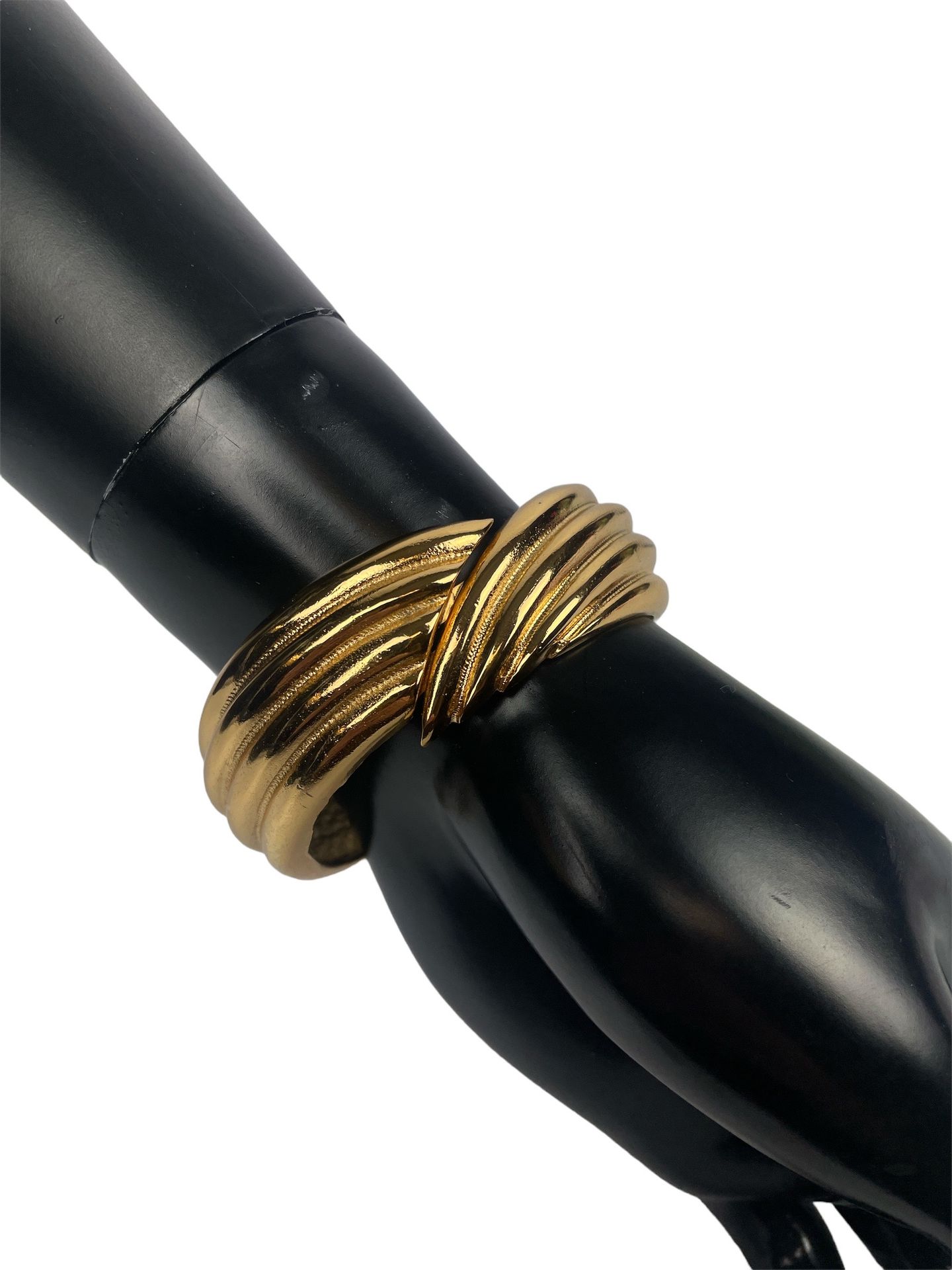 Null YVES SAINT LAURENT
Brazalete de metal dorado con clip
Diámetro: 5,5 cm
Lige&hellip;