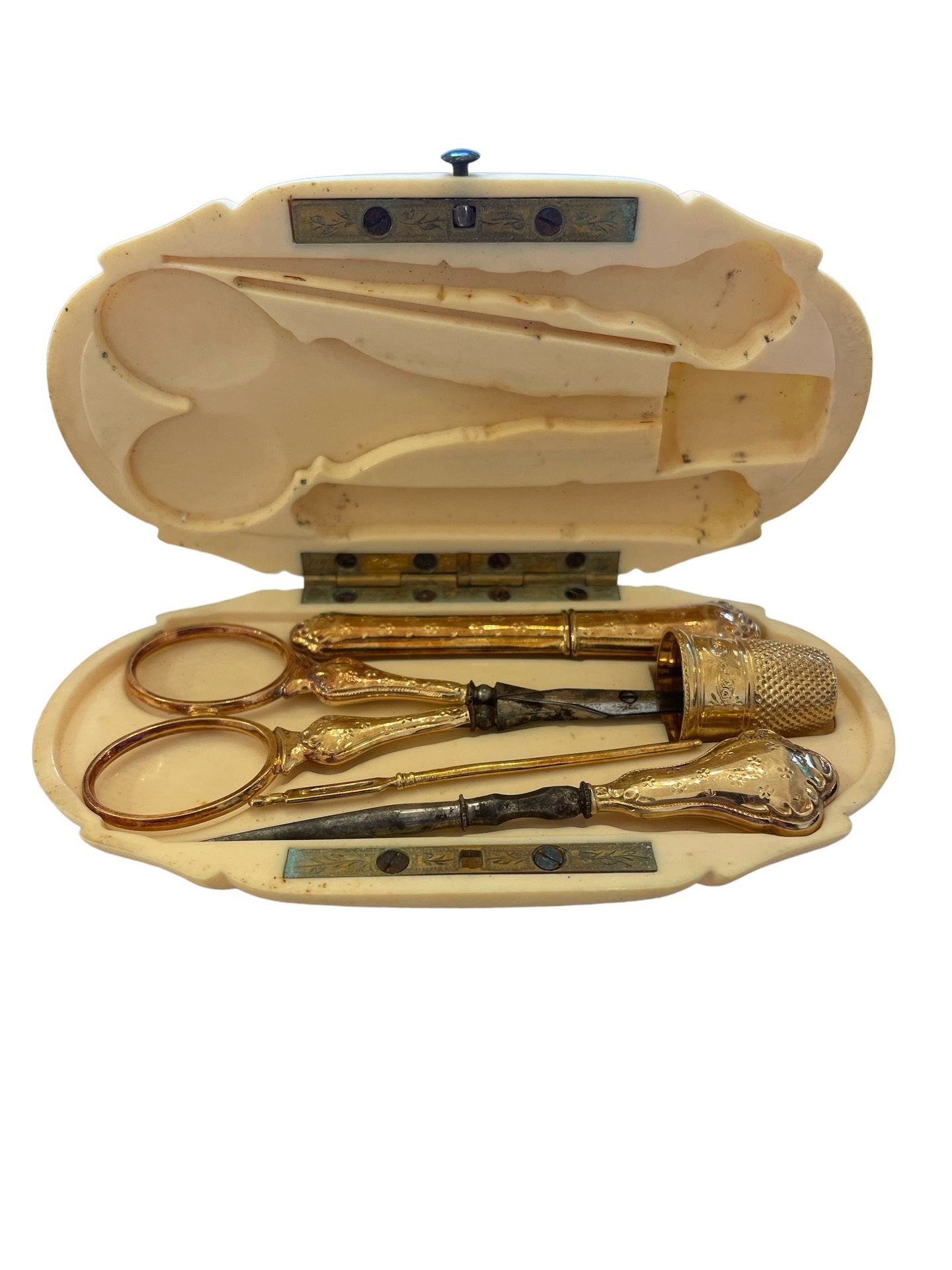 Null 缝制工具包 
黄金材质，包括一个顶针，一把剪刀，一个镐，一个带三个针的盒子。 
拿破仑三世时期
总毛重：23克