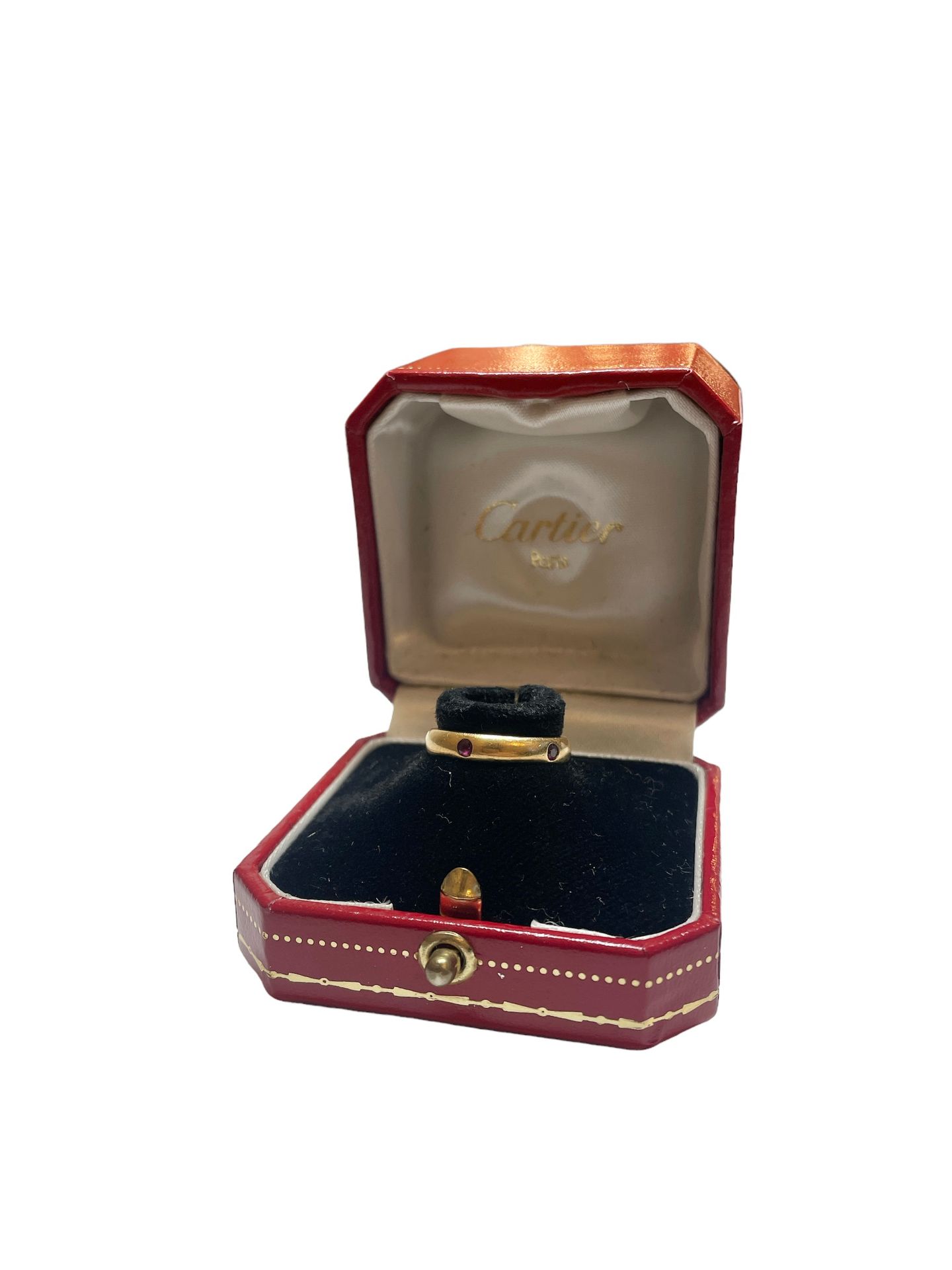 Null 卡地亚
18K黄金戒指，750千分之一，镶嵌小红宝石。箱子。
签名：CARTIER 1992
TDD : 51
毛重：5克