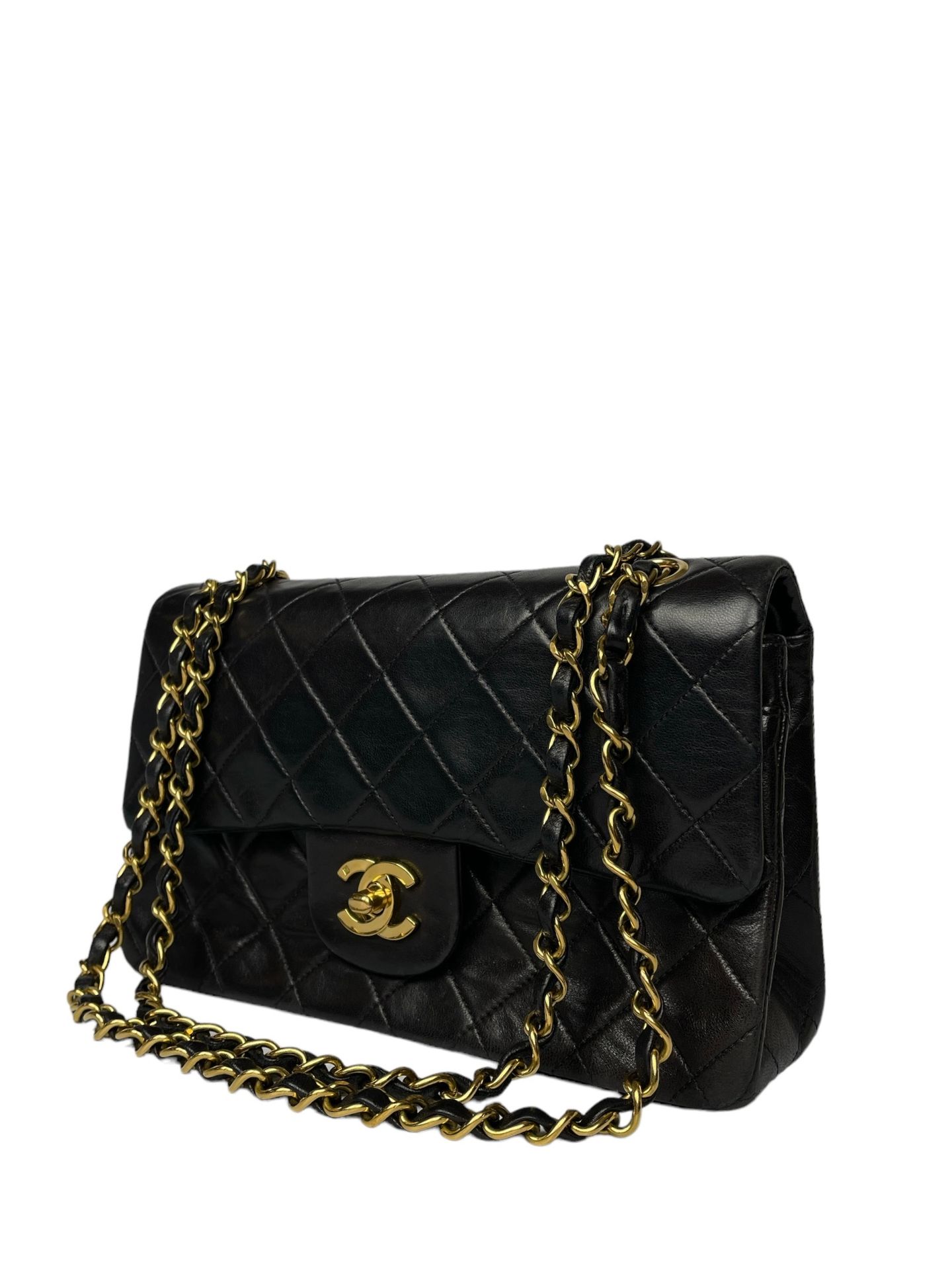 CHANEL  black quilted leather bag, chain handle Good condition (Small  traces inside) 15 x 23 x 6 cm
