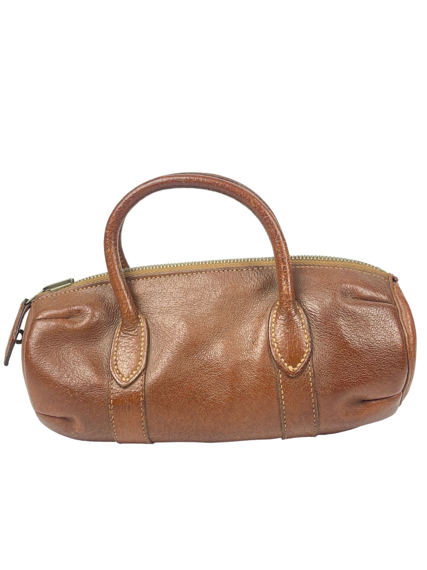 Null HERMES
Modèle crée en 1924
Petit sac de voyage cylindrique en cuir marron, &hellip;