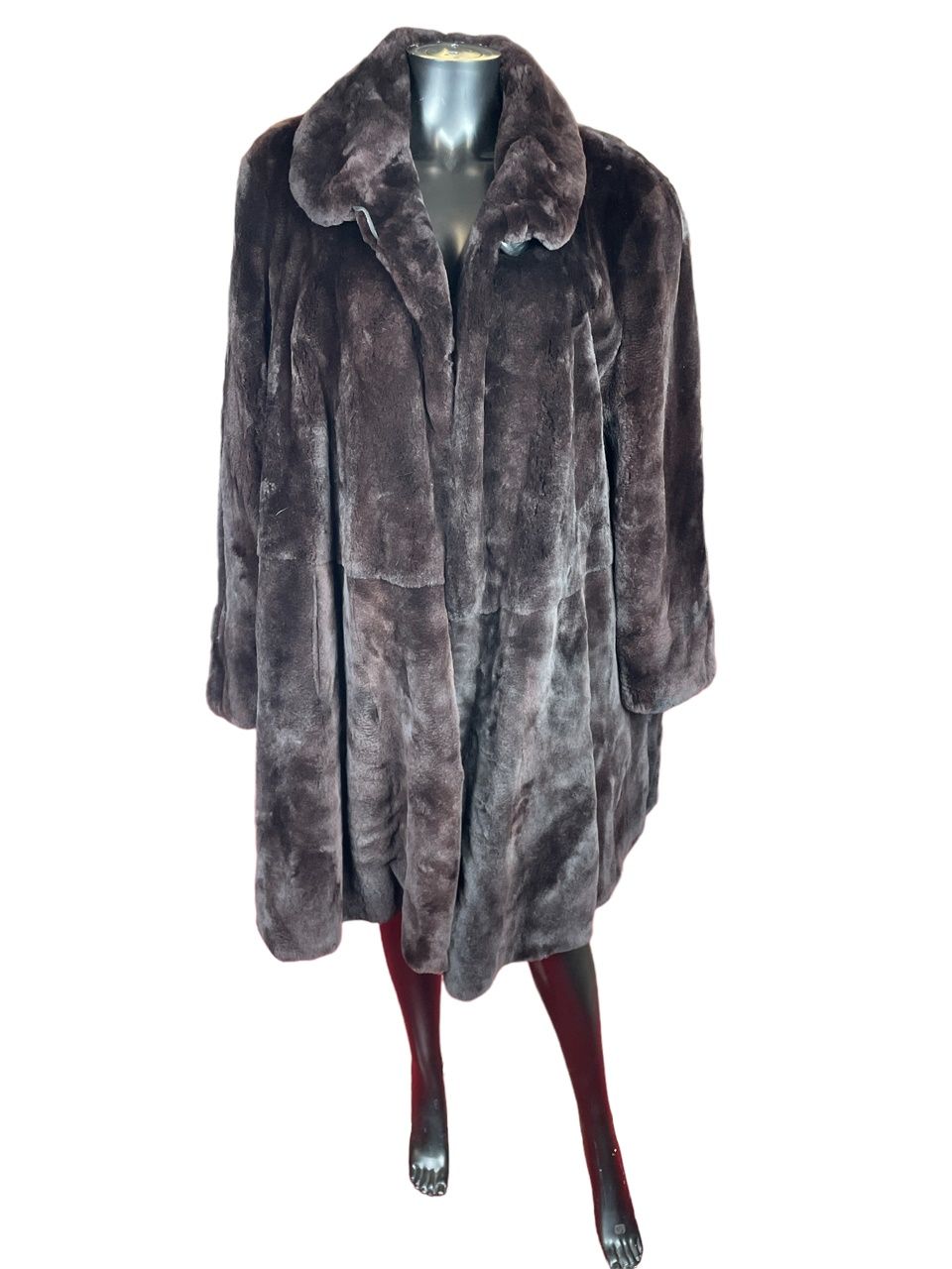 Null MICHEL GOUZIK
Manteau en chinchillas brun foncé 
Largeur épaule 50 cm 
Haut&hellip;