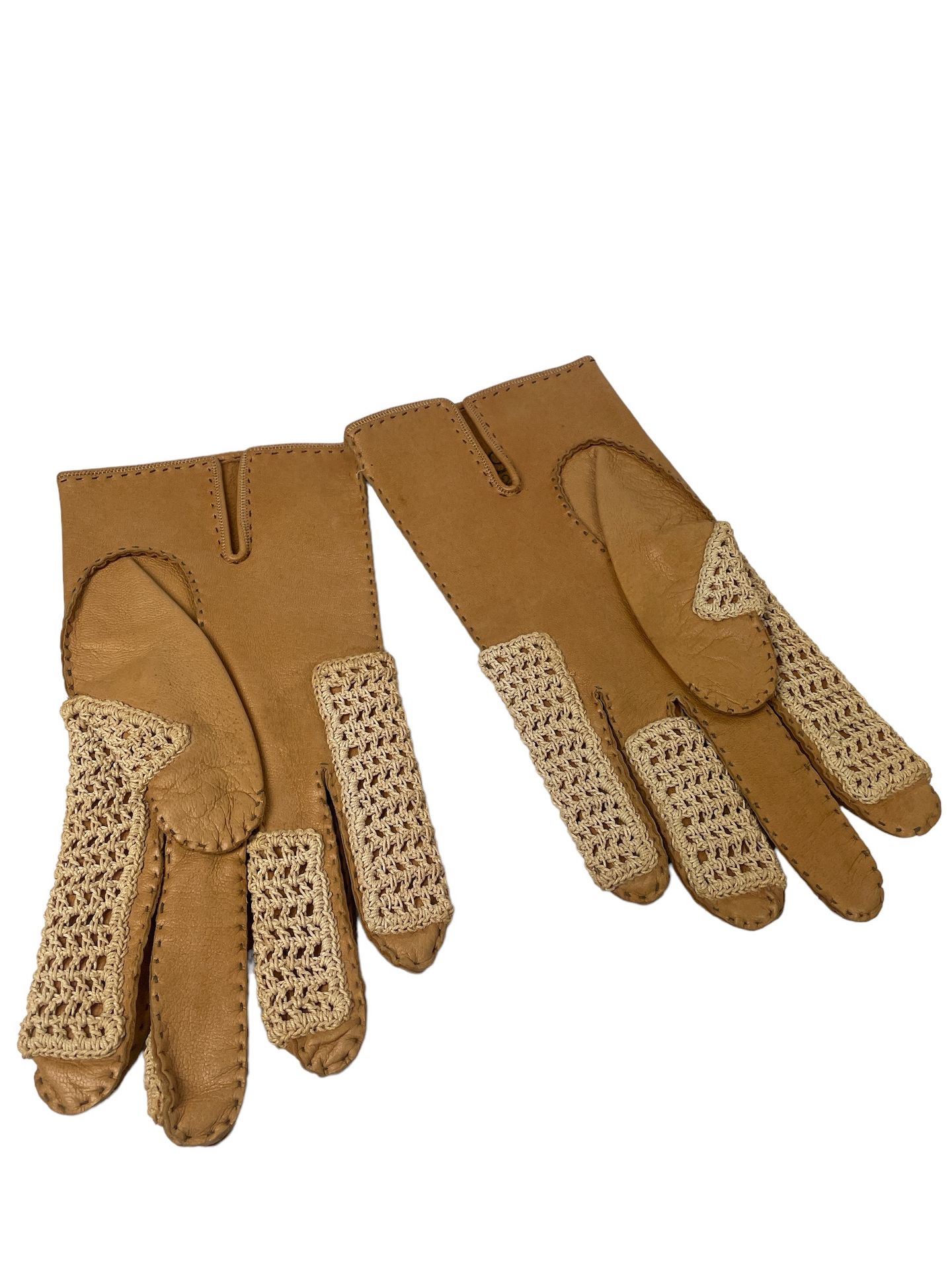 Null HERMES
Pair of riding gloves in beige leather and cotton threads.
(small st&hellip;