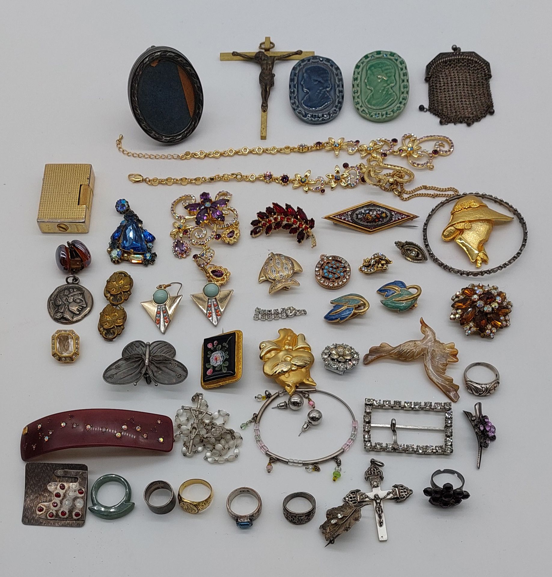 Null 一组珠宝饰品，包括胸针、耳环、项链、十字架、戒指和各种配件。