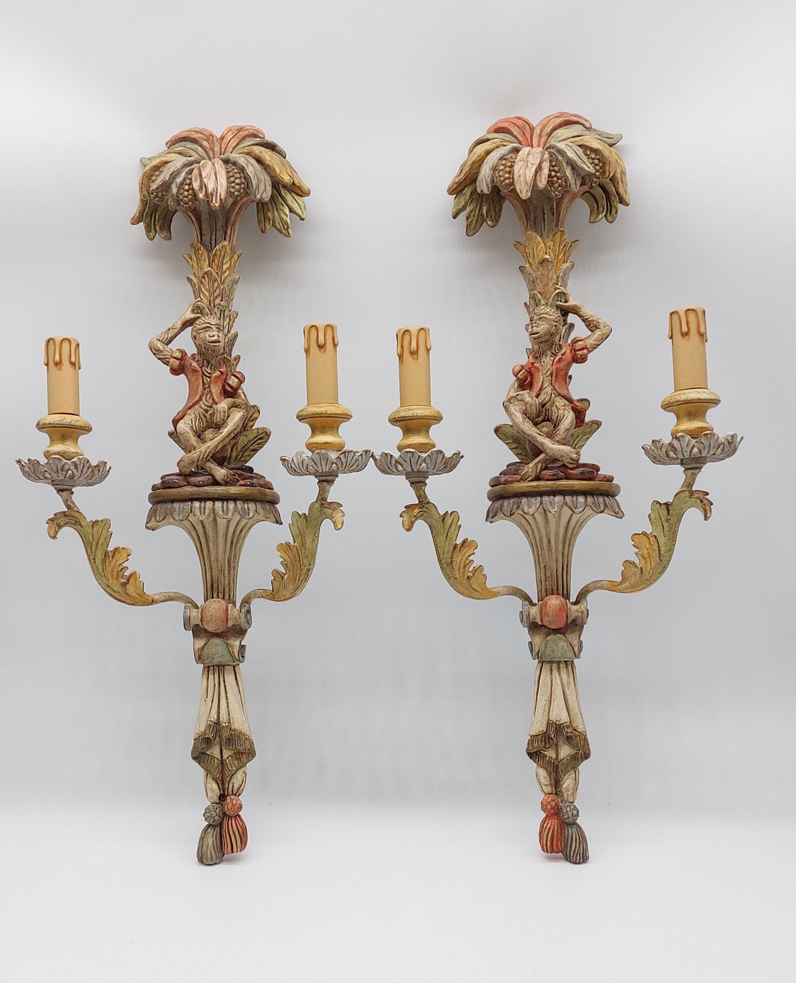 Null PAIRE D'APPLIQUES en bois polychrome sculpté à décor de personnages

H : 68&hellip;