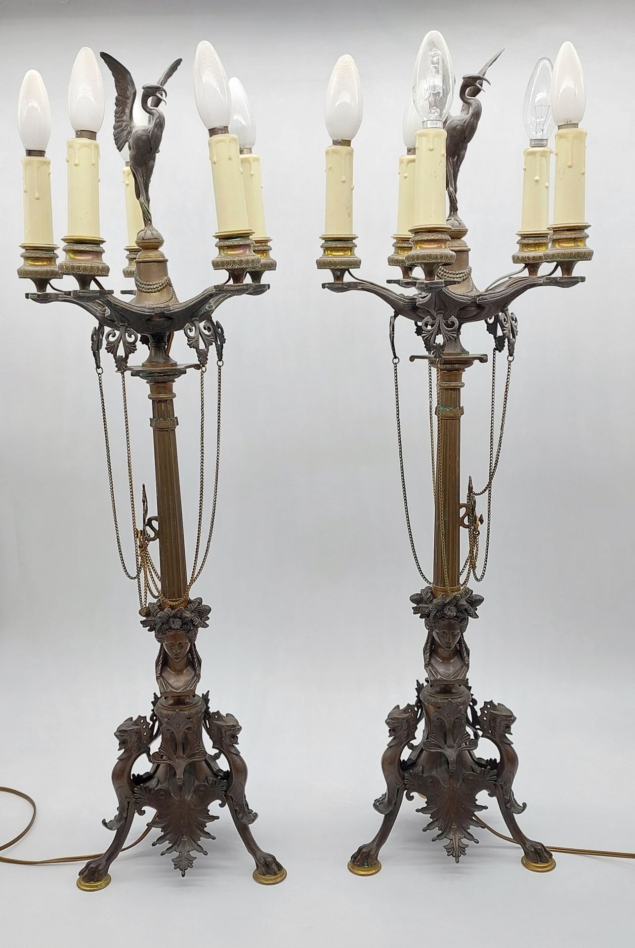 Null 一对青铜制的带烟斗的烛台，有棕色的铜锈，凹槽的轴上有链条装饰，有五个灯臂，三角底座上有棕榈和爪子的装饰。 

签名：Ferdinand Barbedi&hellip;