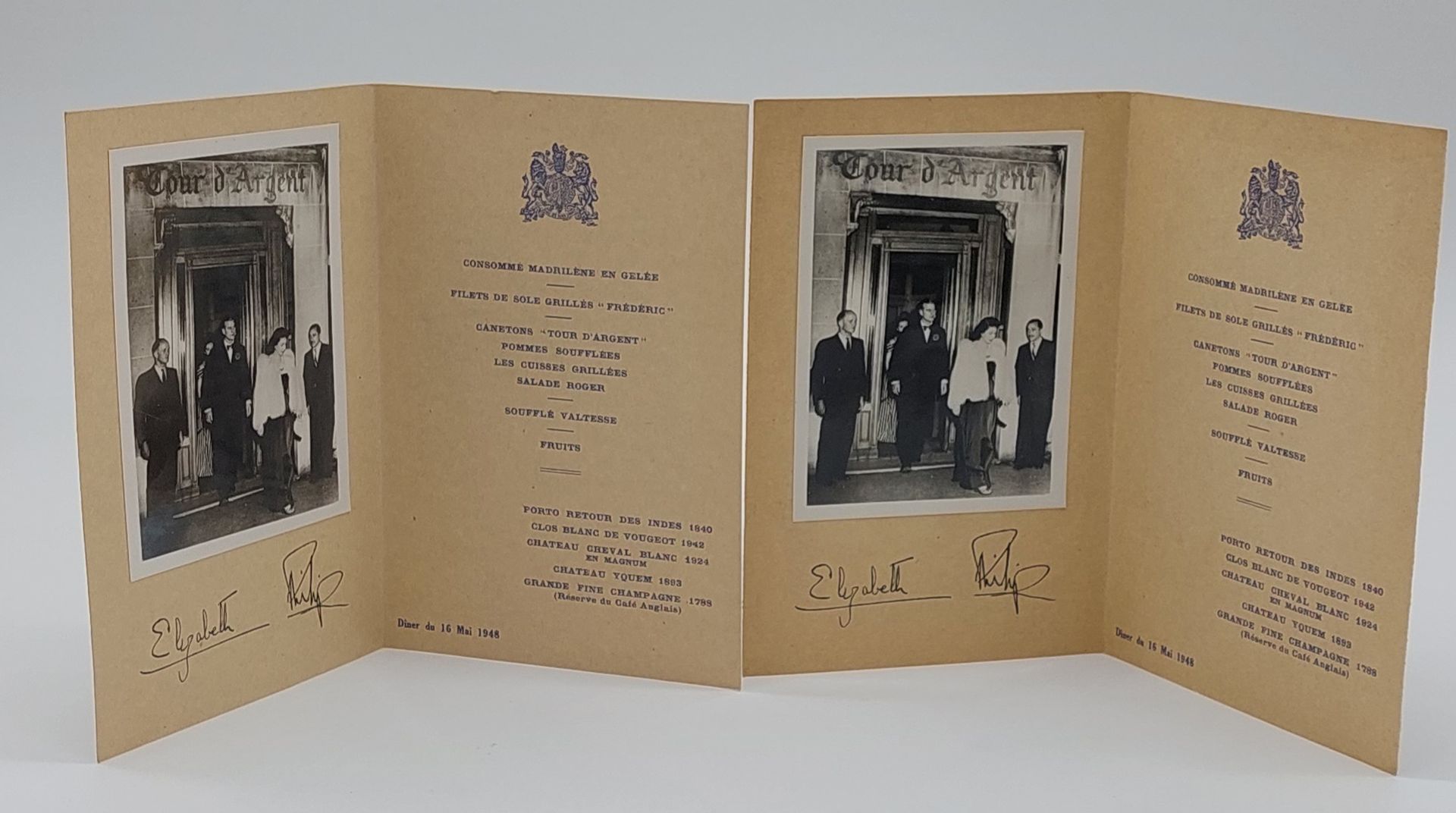 Null 两份 "1948年5月16日用餐的纪念菜单"。

向尊贵的伊丽莎白二世女王陛下和菲利普亲王致敬

巡回演出的餐厅

18 x 24厘米（打开）。