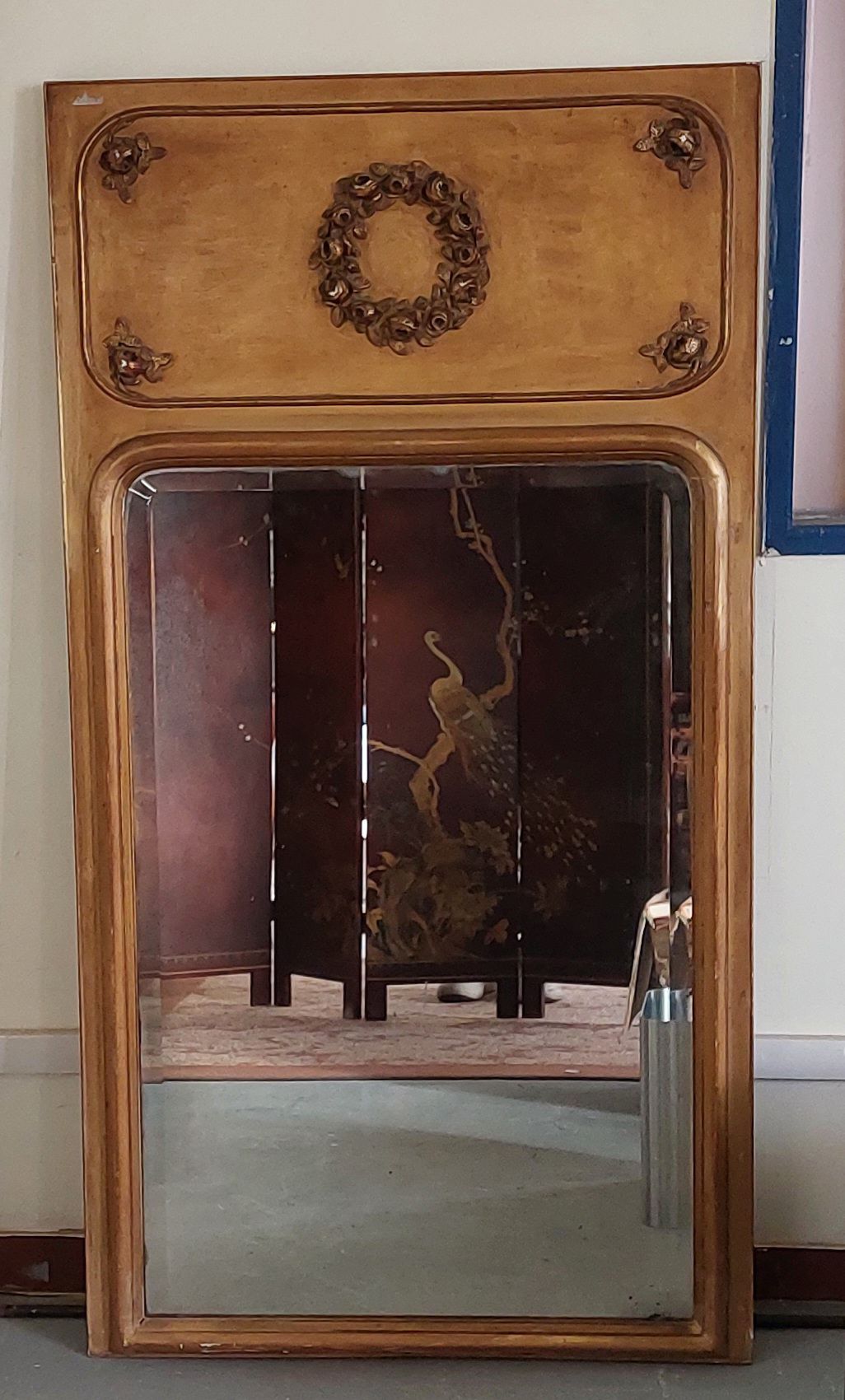 Null 木制和镀金灰泥的TRUMP，带玫瑰装饰，斜面镜子

147 x 78 cm

(小事故和丢失的零件)