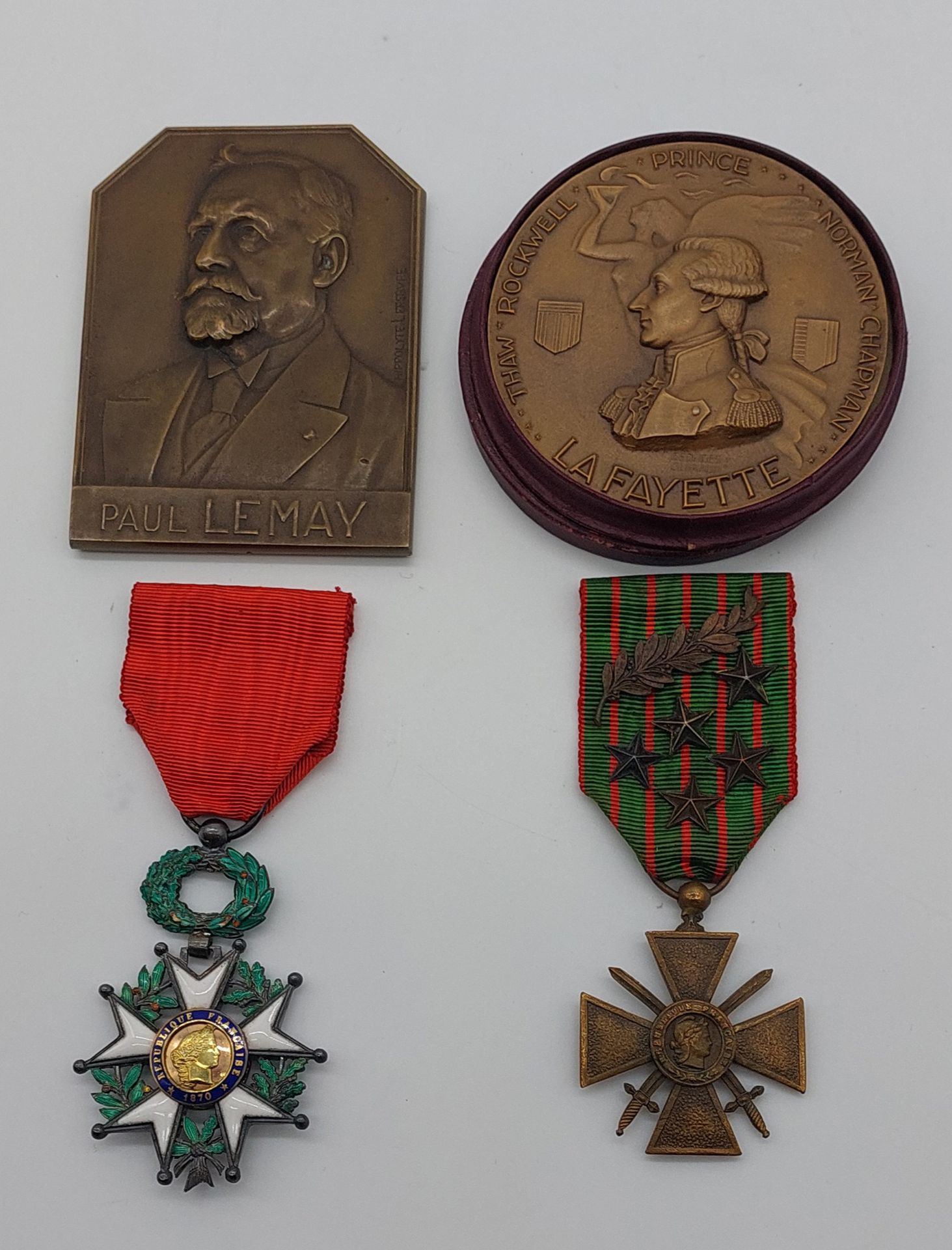 Null LOT DE DEUX MEDAILLES en bronze comprenant :

- Légion d'honneur

- Croix d&hellip;