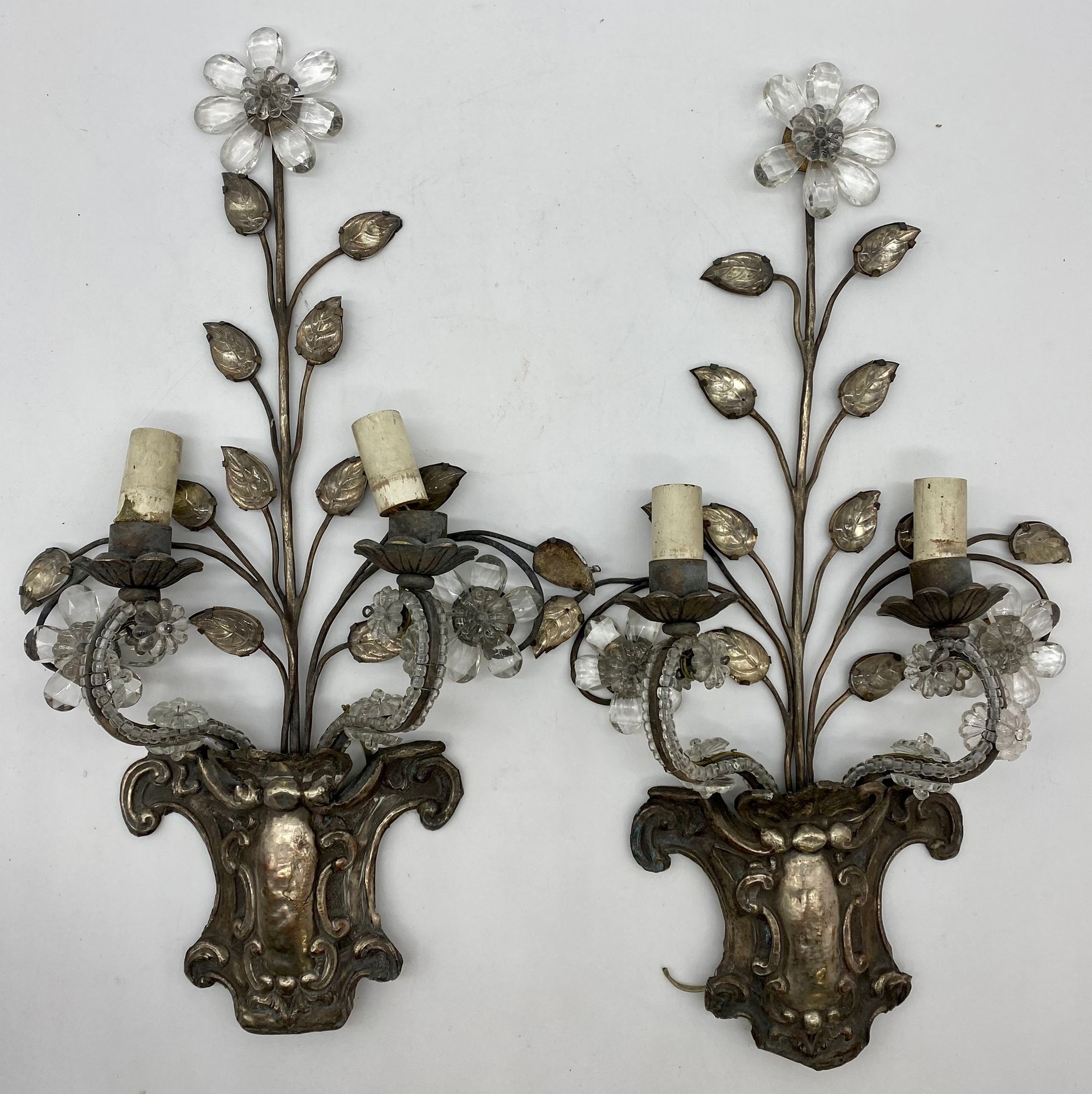 Null PAIRE D'APPLIQUES en métal repoussé à décor de fleurs

Dans le goût de Bagu&hellip;