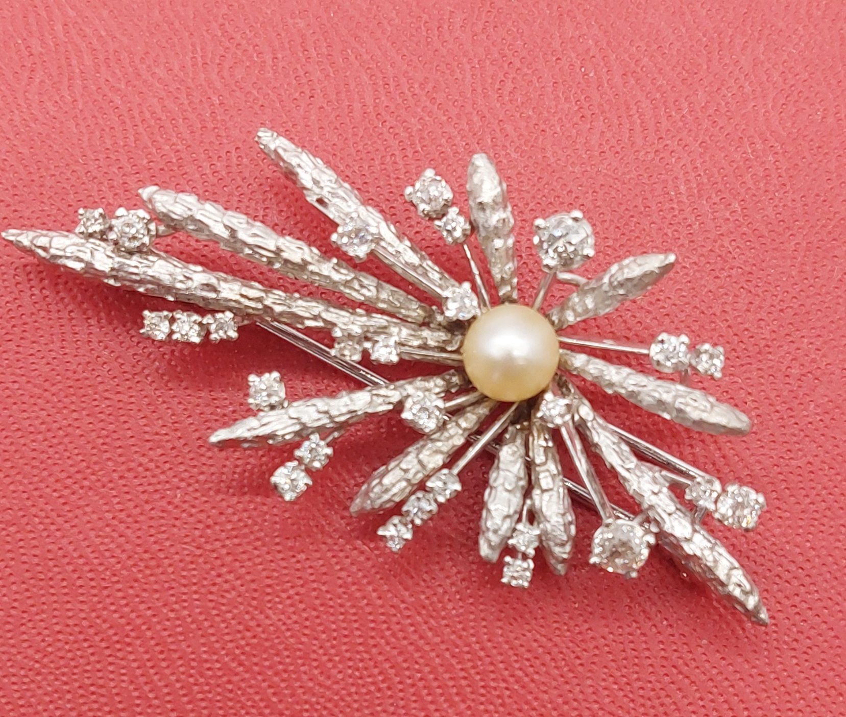 Null Brosche aus Weißgold und Diamanten, verziert mit einer Perle

BG: 13,70 g