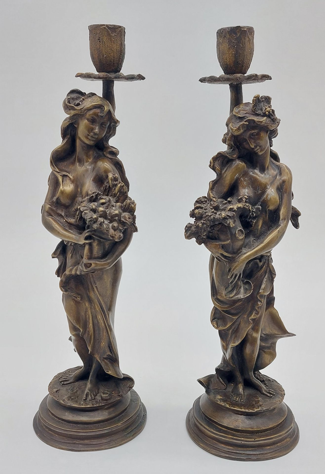 Null PAIRE DE BOUGEOIRS en bronze à décor de femmes aux bouquets

XXe siècle

H &hellip;