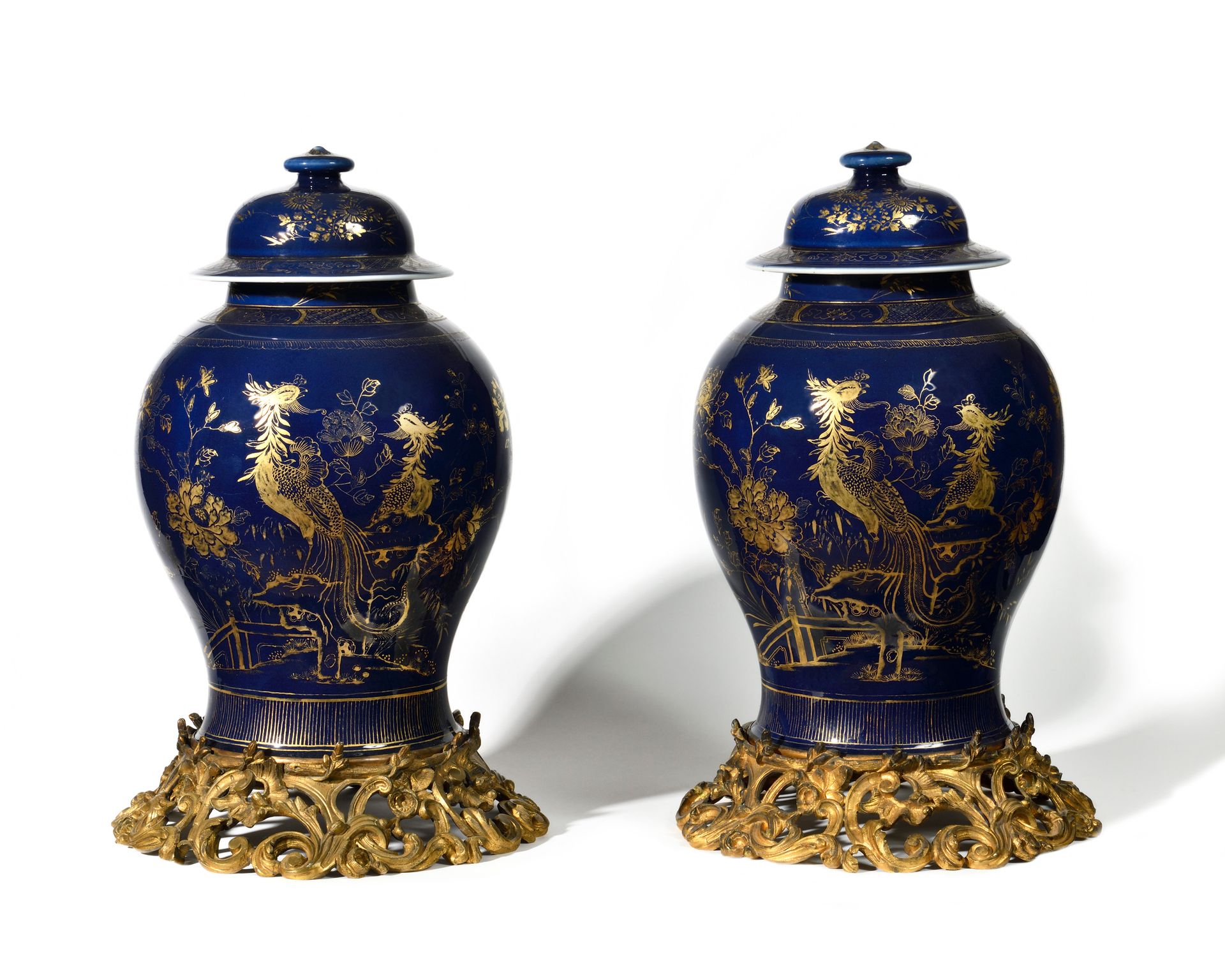 Null 中国 
一对青金石包浆壶，饰以黄金和Feunhuang夫妇。盖子上装饰有佛教图案。 
鎏金青铜底座，采用罗盖尔风格。
19世纪中叶 
(裂缝、穿孔的底&hellip;
