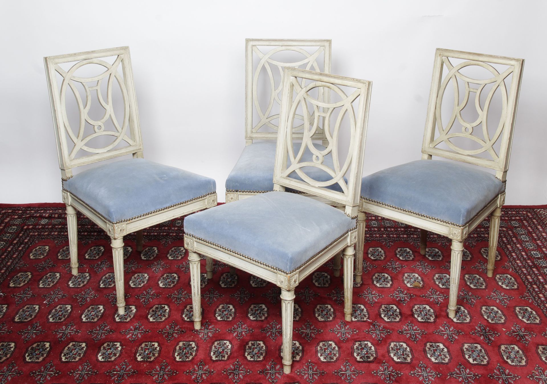 Null 一套四把椅子，直背，镂空，白色漆模木。Rosette连接器。它站在锥形的、有凹槽的和有鱼鳍的腿上。 

路易十六的风格。19世纪上半叶。 

高：87&hellip;