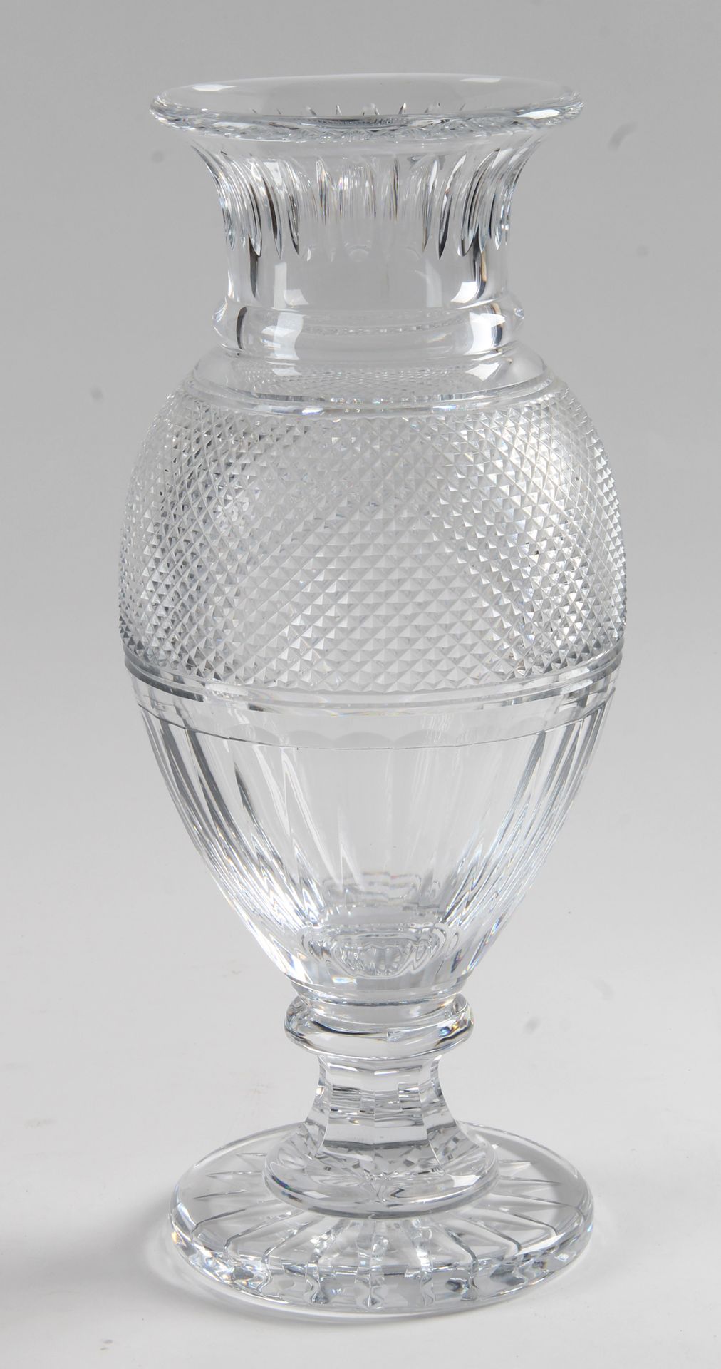 Null BACCARAT

大的钻石切割水晶花瓶放在一个基座上。 

携带 "巴卡拉水晶博物馆，1821-1840 "的徽章。

高度：50厘米