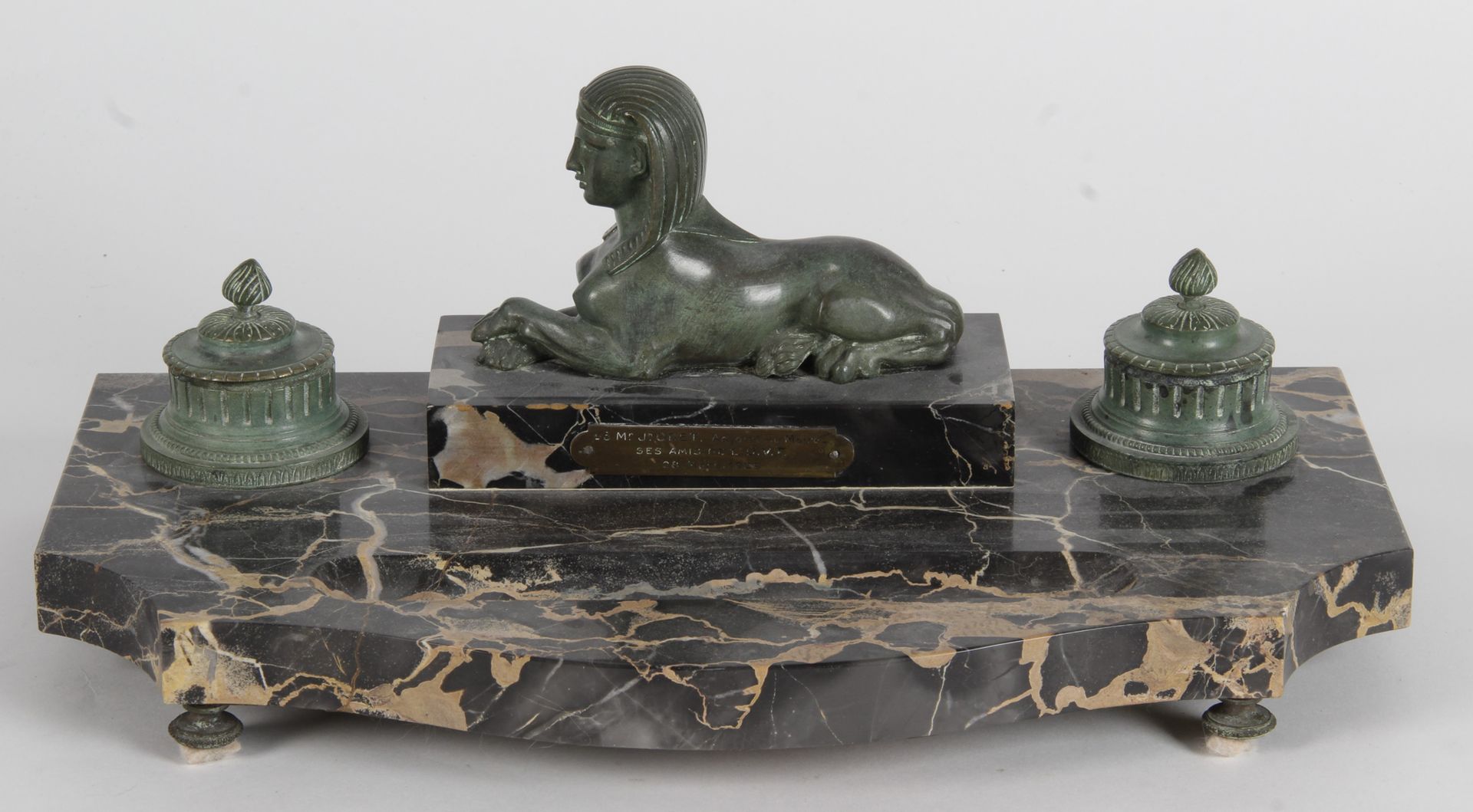 Null 大理石和青铜制的带狮身人面像的墨池。

一个重要的大理石和青铜桌面墨盒，上面有一个躺着的狮身人面像，一个墨水瓶和一个粉盒。它靠的是小脚。

它有一块牌&hellip;