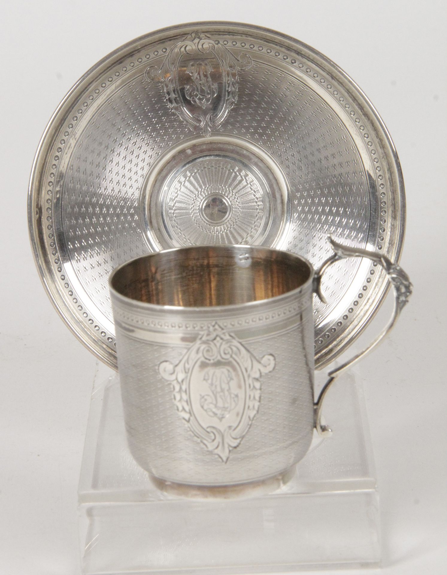 Null 950/1000e的银质杯和碟子，有扭索纹装饰，带字母图案的叶子图案和镜片的楣板

密涅瓦标志 

金匠：SOLLIER

重量：120克

杯子的高&hellip;