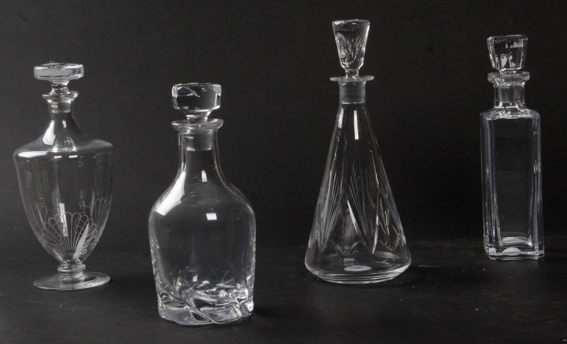 Null SET OF FOUR DECANTERS :

DAUM France, carafe and its stopper, Alliquant mod&hellip;