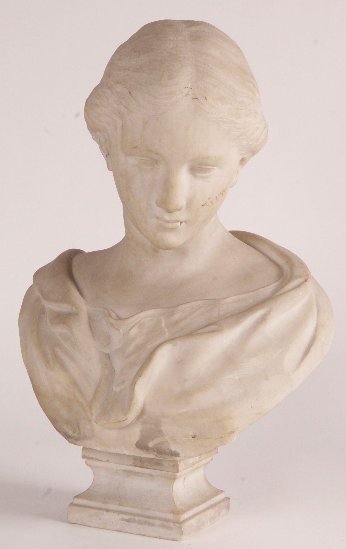 Null 一个年轻女孩的塑像，在白色大理石中，她的脸转向左边。她站在一个方形底座上。 

19世纪的作品。

高：51 x 宽：37 厘米

(事故和丢失的零件&hellip;