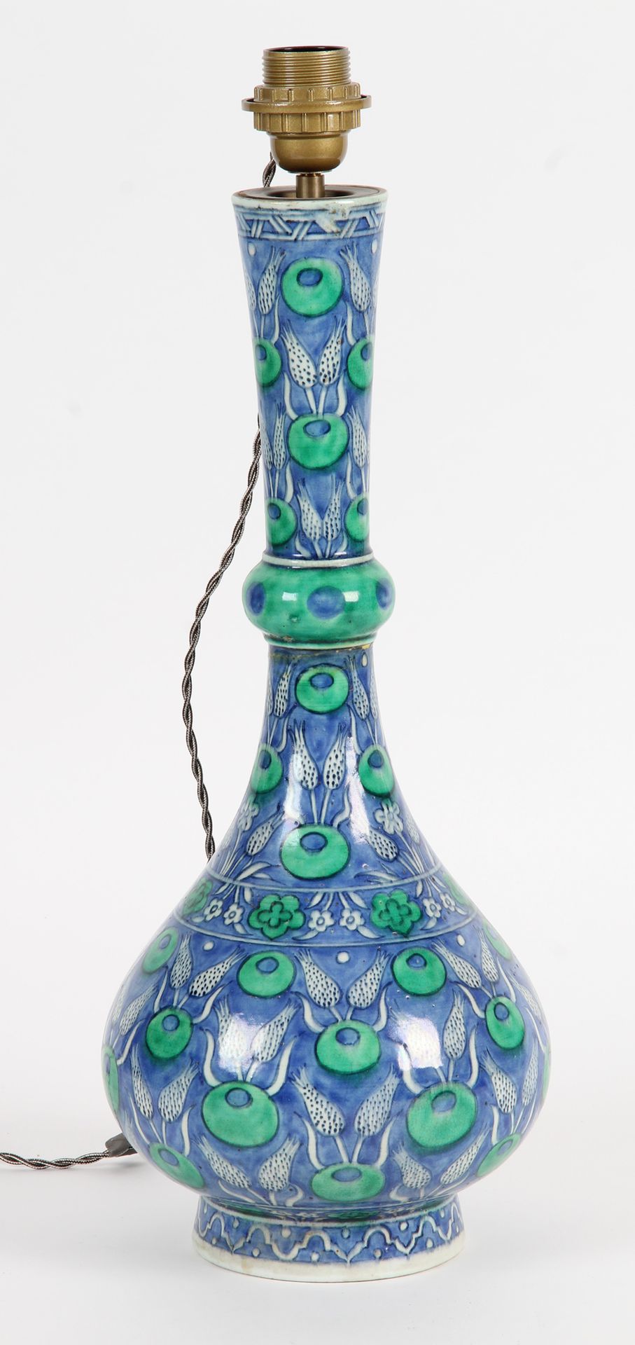 Null 大型球状环形花瓶，伊兹尼克风格，蓝色和绿色釉面陶瓷，装饰有鲜花和树叶。作为一盏灯安装。

(颈环下的事故)

H.49厘米