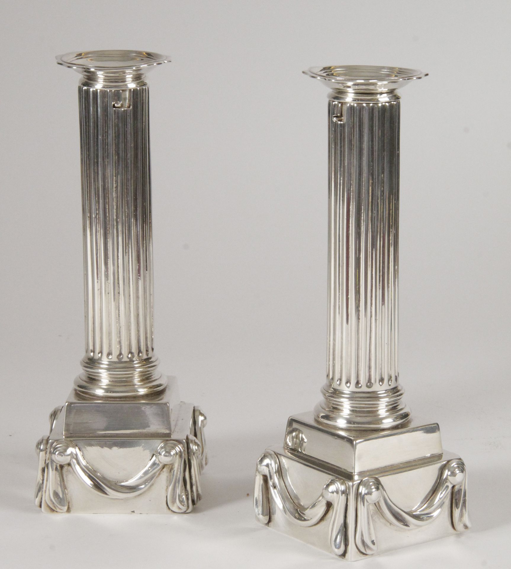 Null 一对镀银的青铜火炬手，在一个双阶梯和悬垂的底座上形成一个凹槽柱。 

国外工作(英国或奥地利???)

18世纪末至19世纪初

H.23厘米
