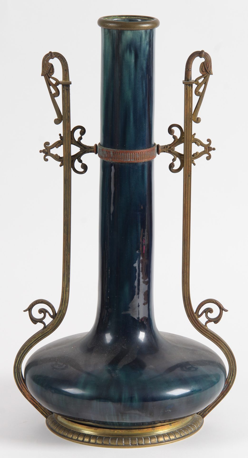 Null 蓝绿色釉面陶瓷和青铜框架的大型SOLIFLORE花瓶和喇叭形底座。

约1900年。 

高：52.5升：30厘米