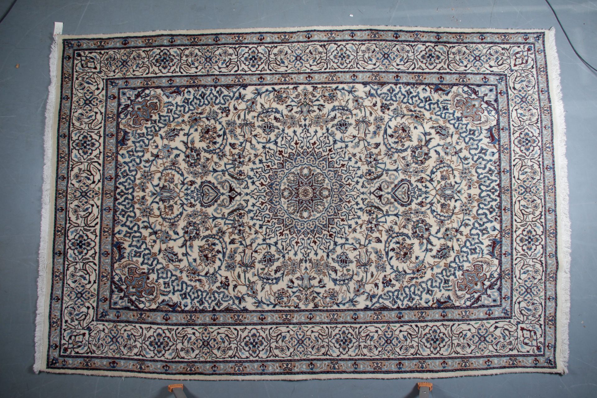 Null 布哈拉地毯，有Gülh装饰。棉花经上的羊毛。

尺寸：196 x 141 cm

(小污点和轻微磨损)。