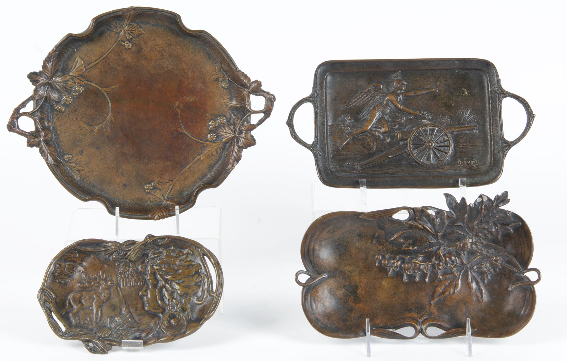 Null 一组四件小袋装托盘，青铜材质，有阴影的棕色铜锈。 

- Maurice FRECOURT (1890- ?) 饰有桑树的小托盘 

高：26 x 深&hellip;