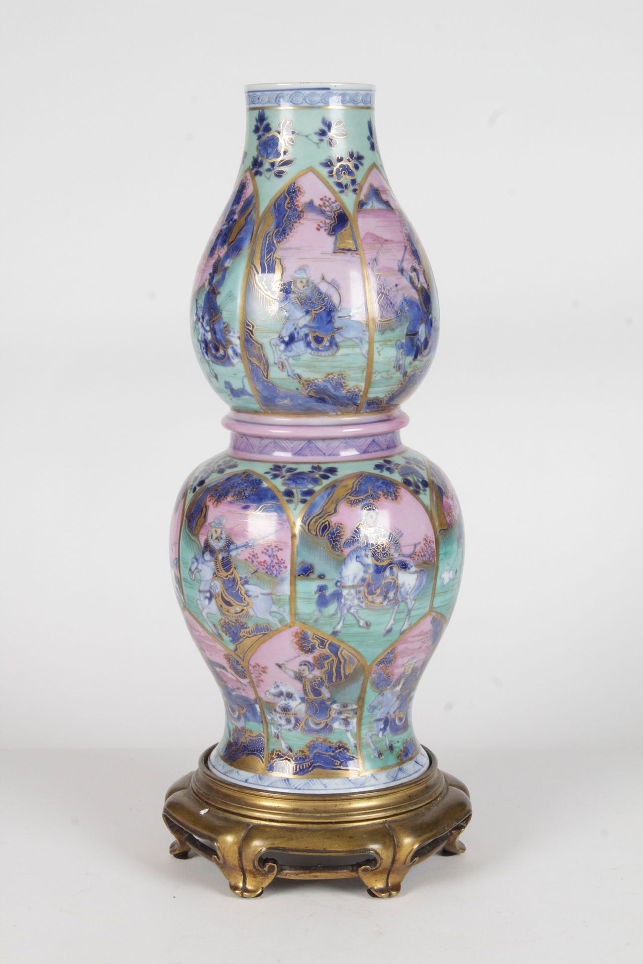 Null CHINE, ÉPOQUE KANGXI, XVIIIe siècle

Vase en porcelaine, de forme gourde, à&hellip;