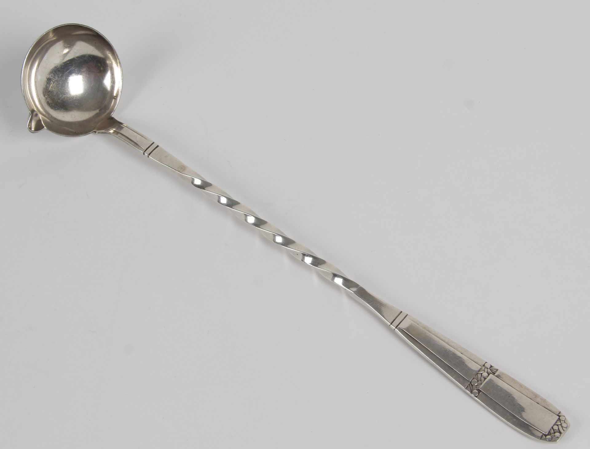 Null 银质80万分之一的洗碗机，勺子有浇水口，扭曲的手柄。

标记为：夏朗松（1864-1893）。

Goldsmith: ? ?

重量：90克

长：&hellip;