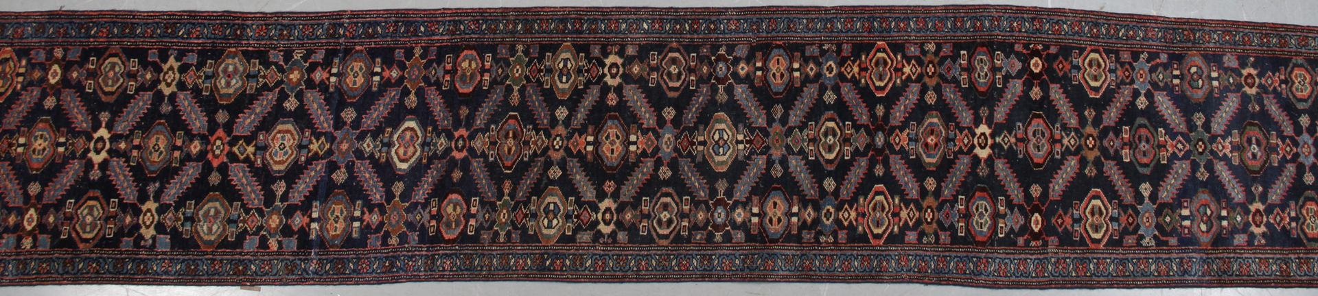 Null 古代比贾尔画廊地毯（伊朗西北部）约1890年。 

有14个由石榴状的灰色珍珠叶子组成的奖章，上面镶嵌着几何风格的菱形花蕾。 

四个砖砌的窗台，有花&hellip;