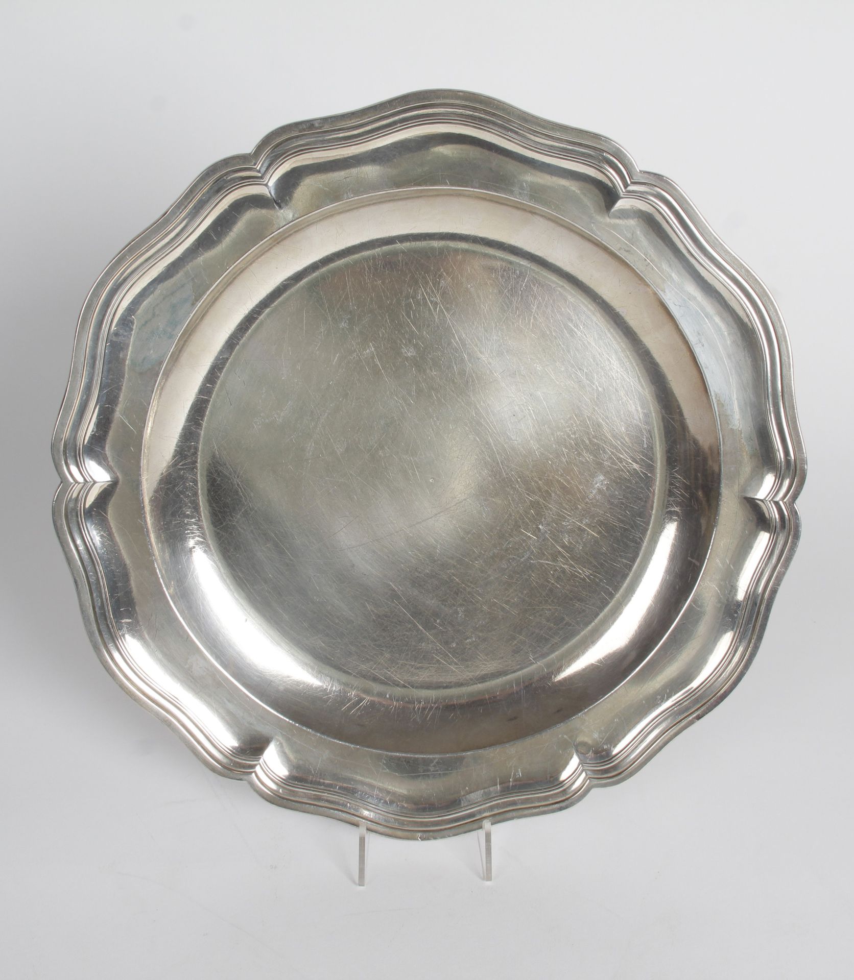 Null PLAT ROND, en argent XVIII siècle, à décor de filets de contours.

Poinçon &hellip;