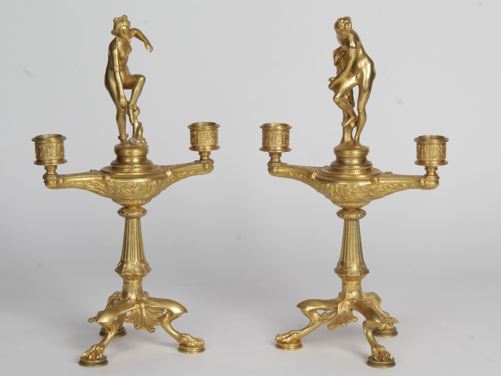 Null 一对镀金的青铜烛台，以古董灯的形式出现，上面有两个人物，baluster站在三个爪子上，装饰有棕榈树。

19世纪。 

高：33 x 宽：20 厘米&hellip;